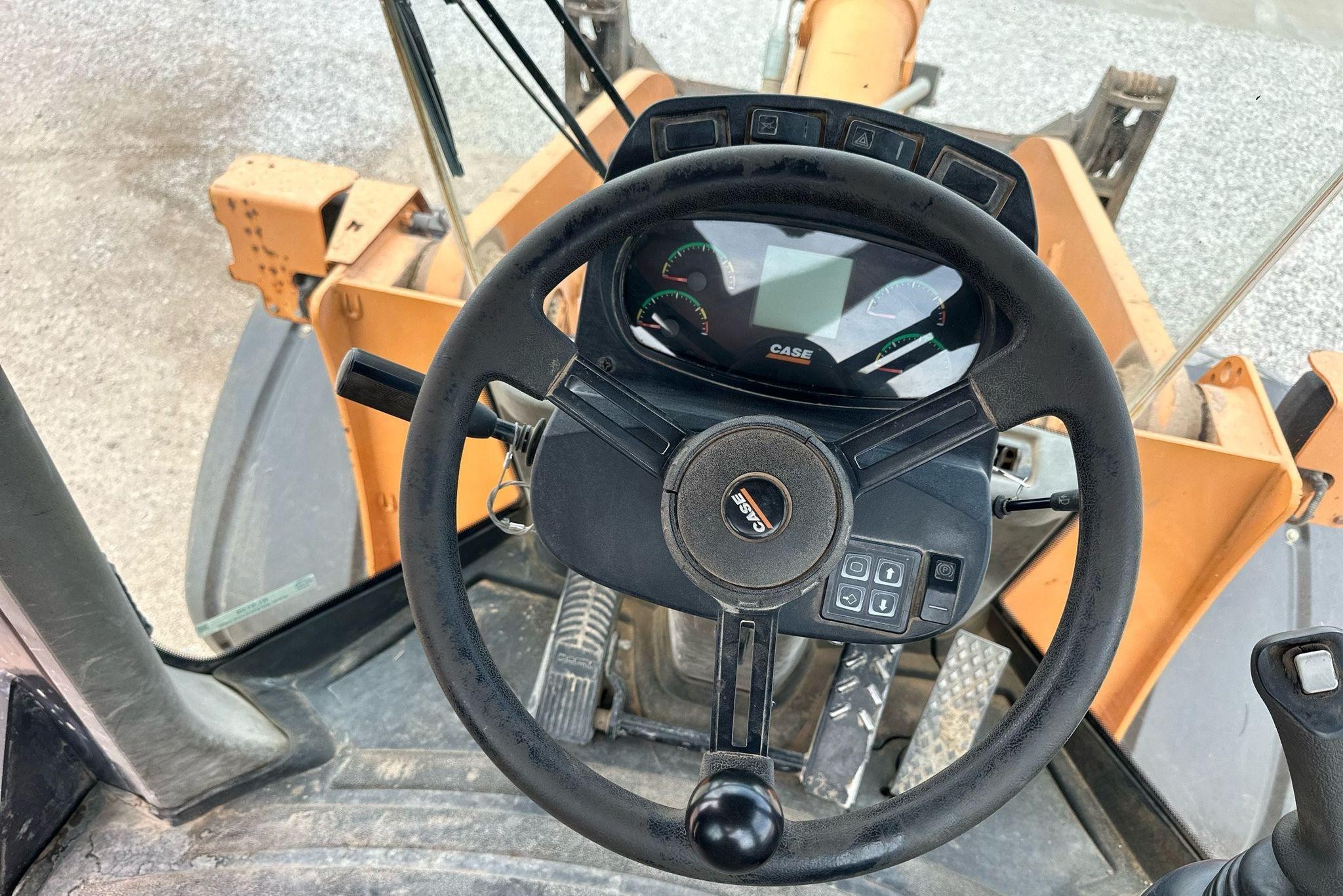 gallery 2011 Case 821F wheel loader