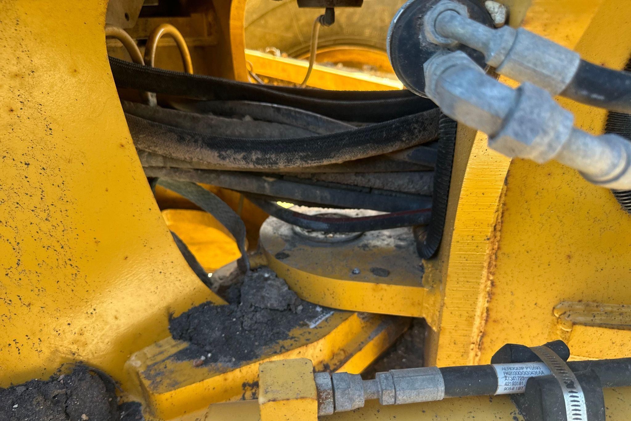 gallery 2013 John Deere 772G motor grader