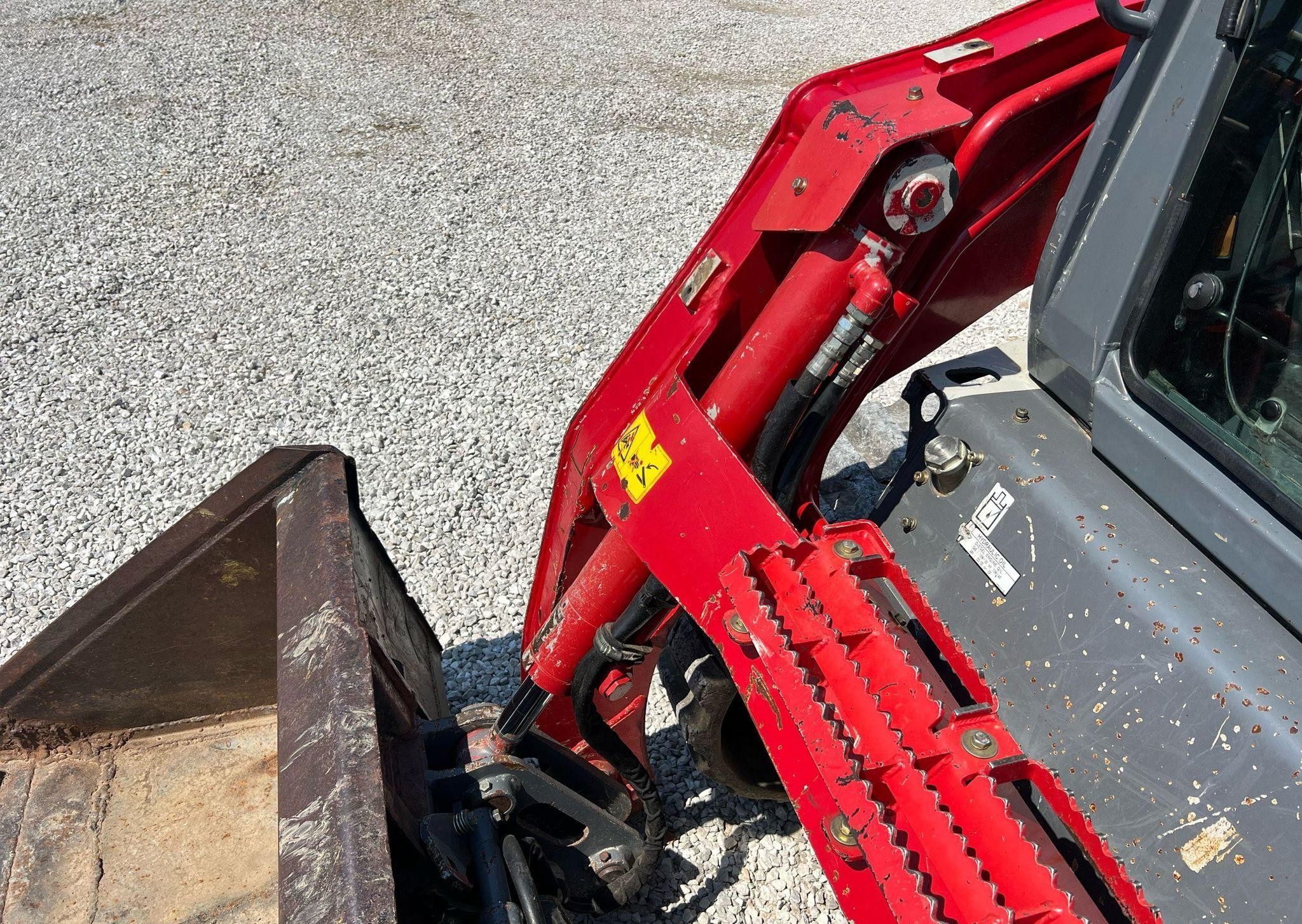 gallery 2016 Takeuchi TL12V2 tracked skid steer loader