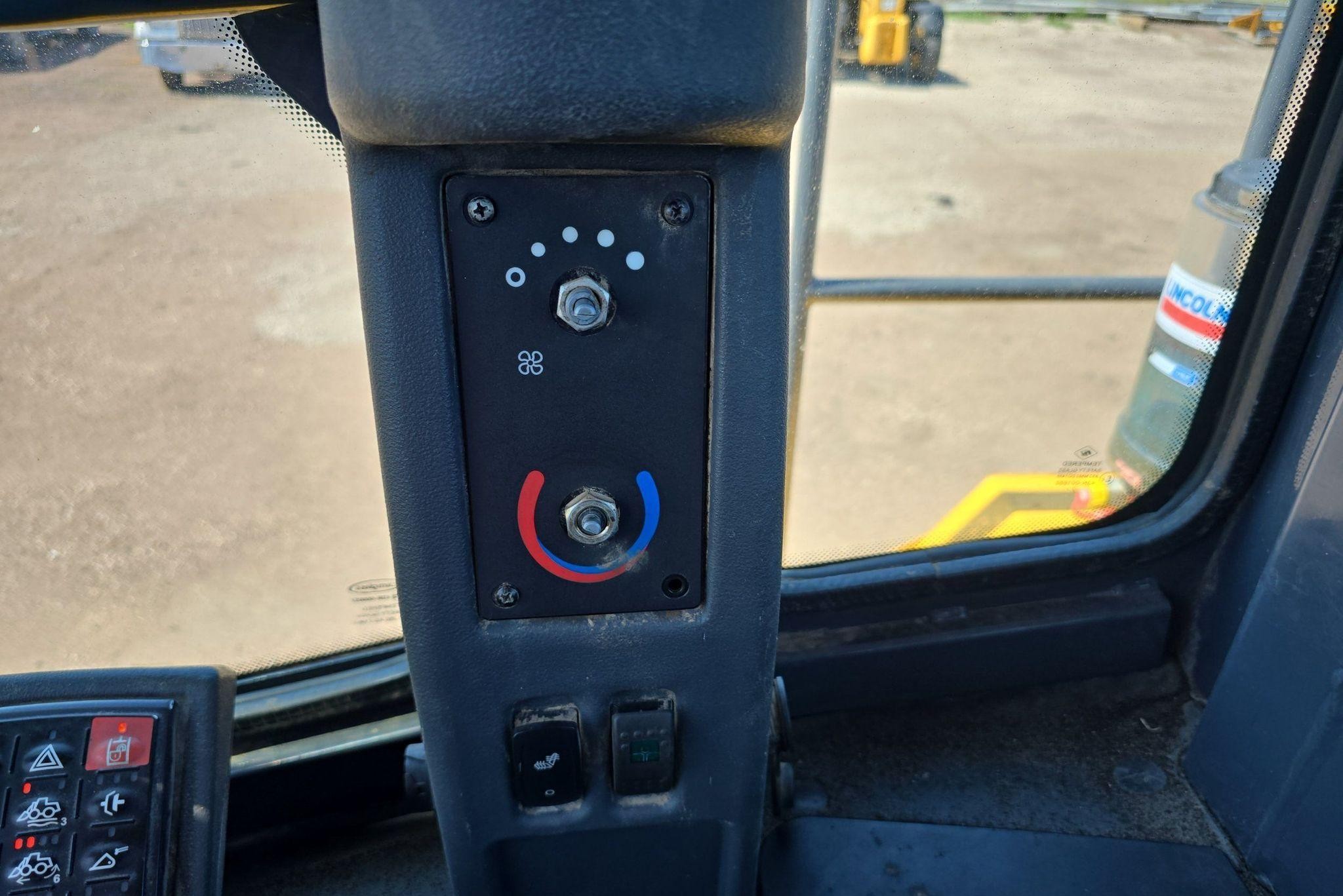 gallery 2014 John Deere 824K Wheel Loader