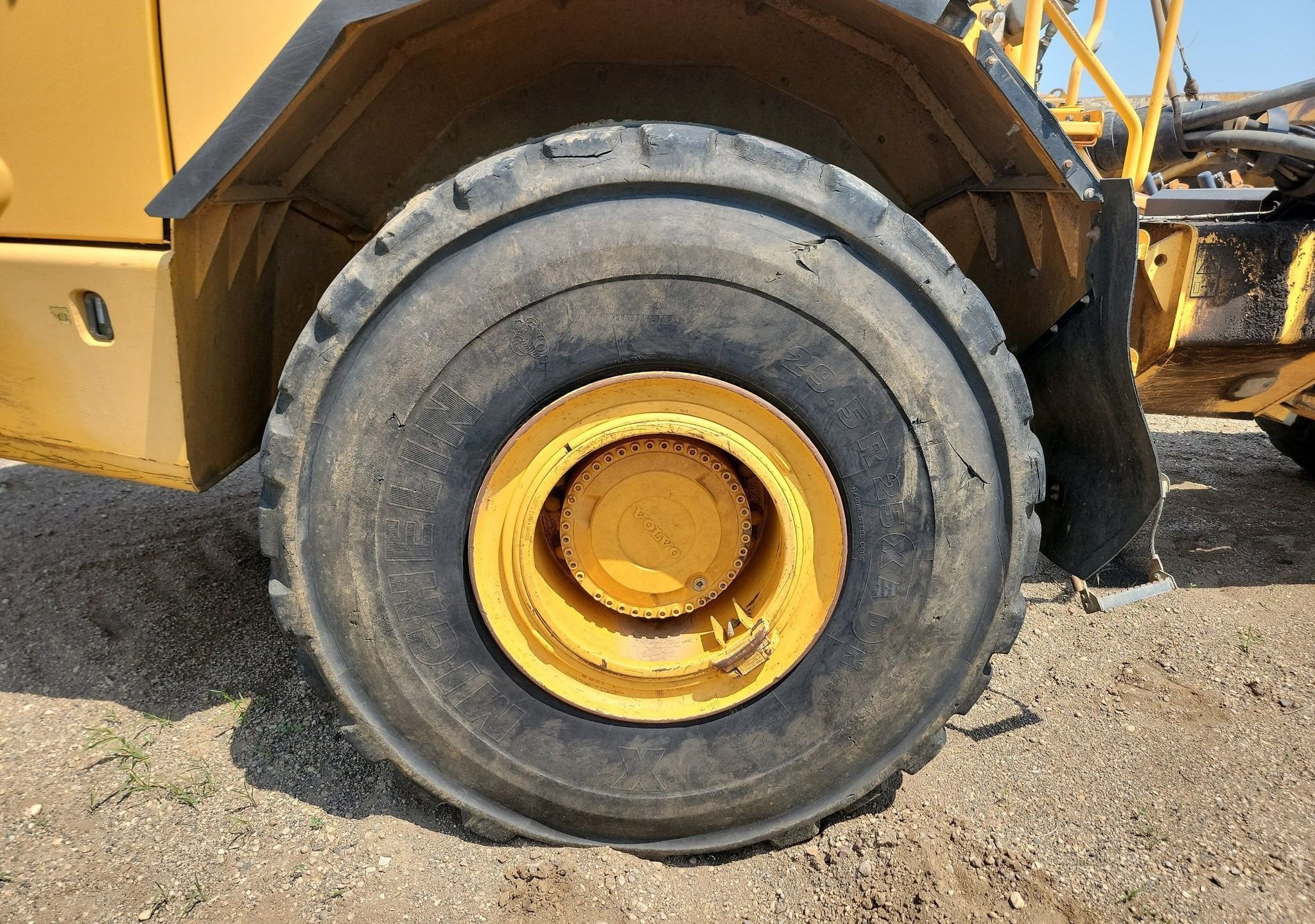 gallery Volvo T450D 4WD scraper tractor