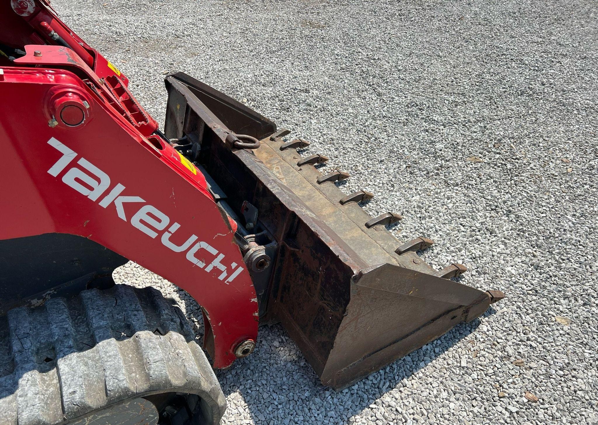 gallery 2016 Takeuchi TL12V2 tracked skid steer loader