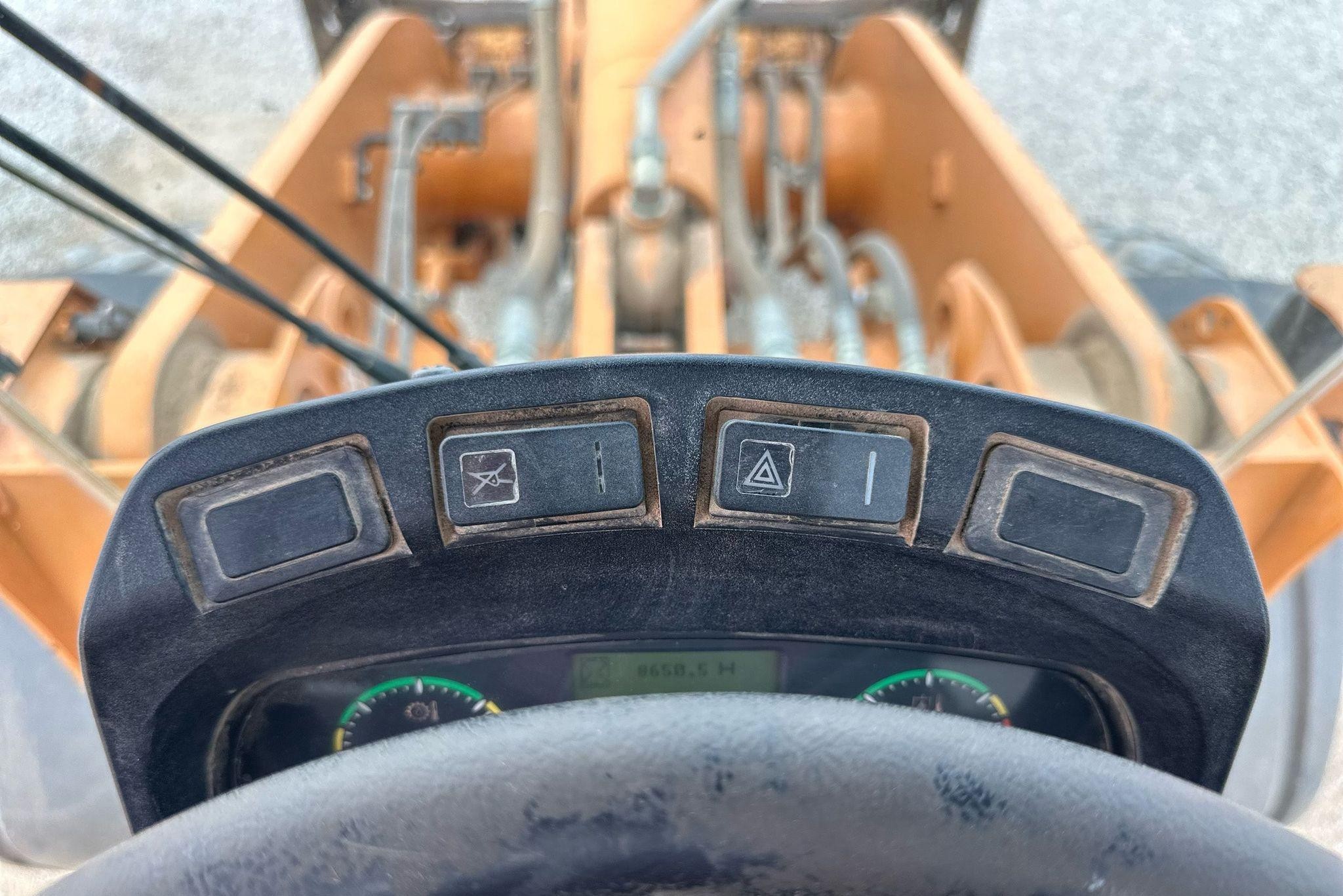 gallery 2011 Case 821F wheel loader