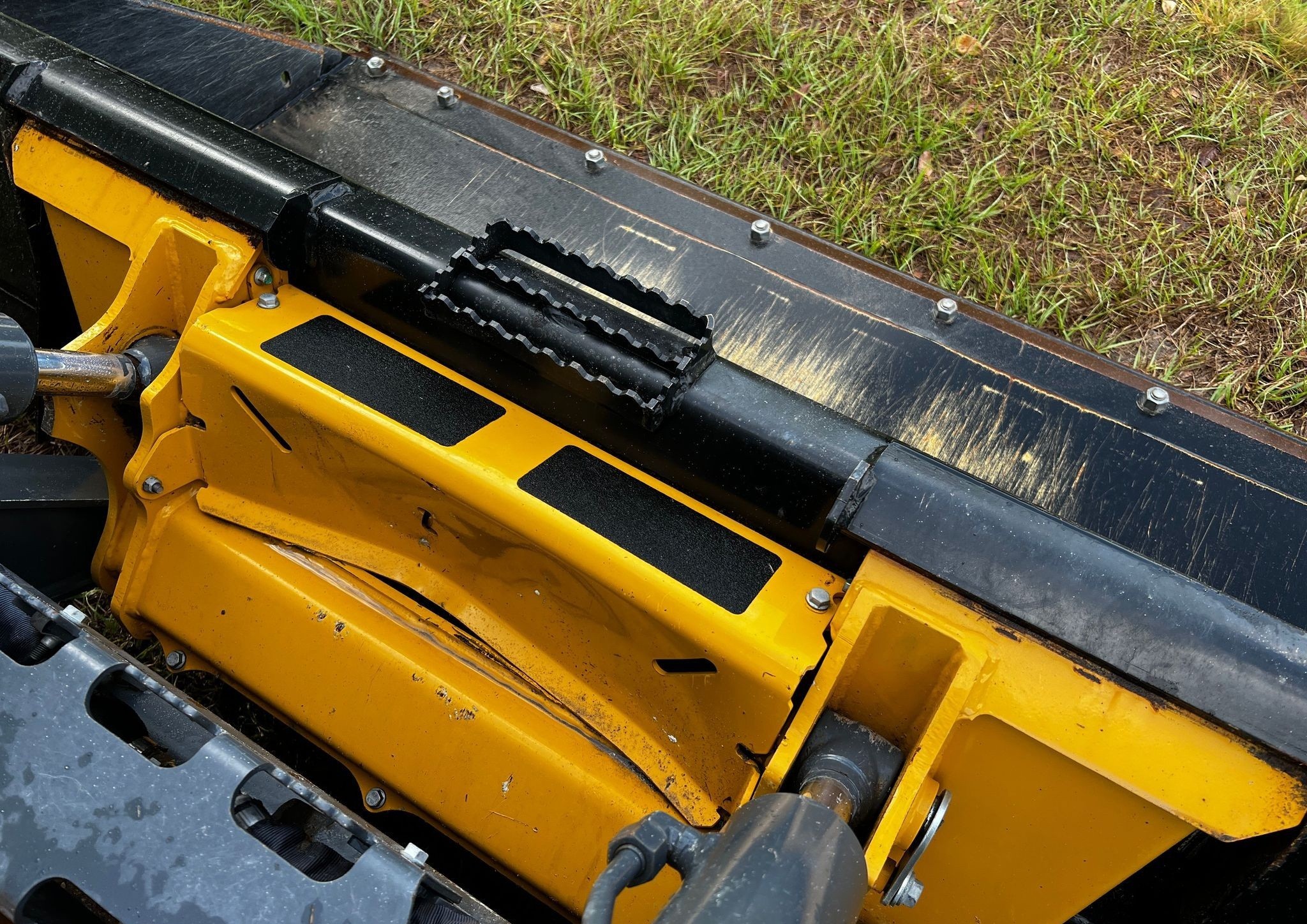 gallery 2022 John Deere 325G tracked skid steer