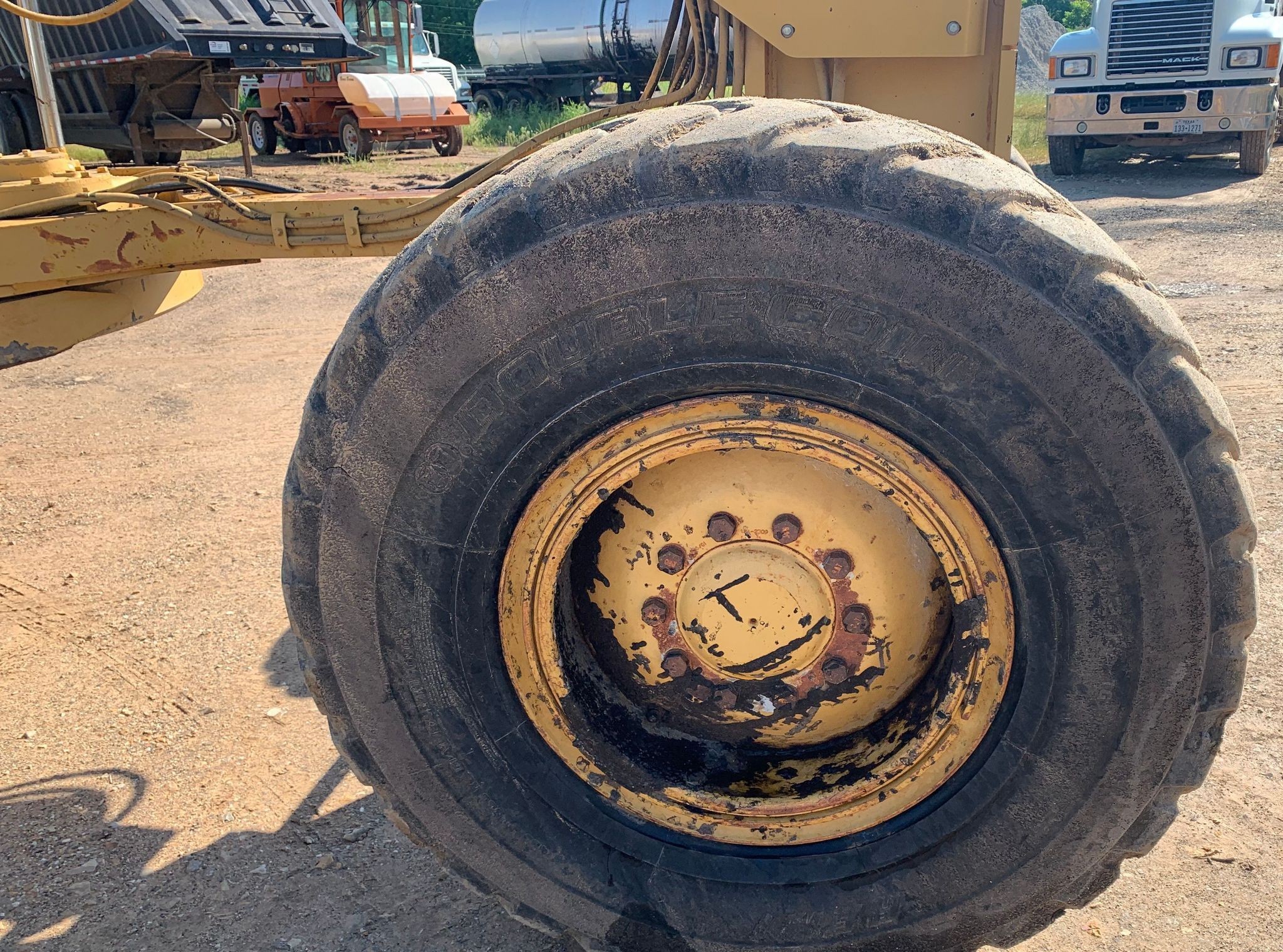 gallery 2001 Caterpillar 140H motor grader