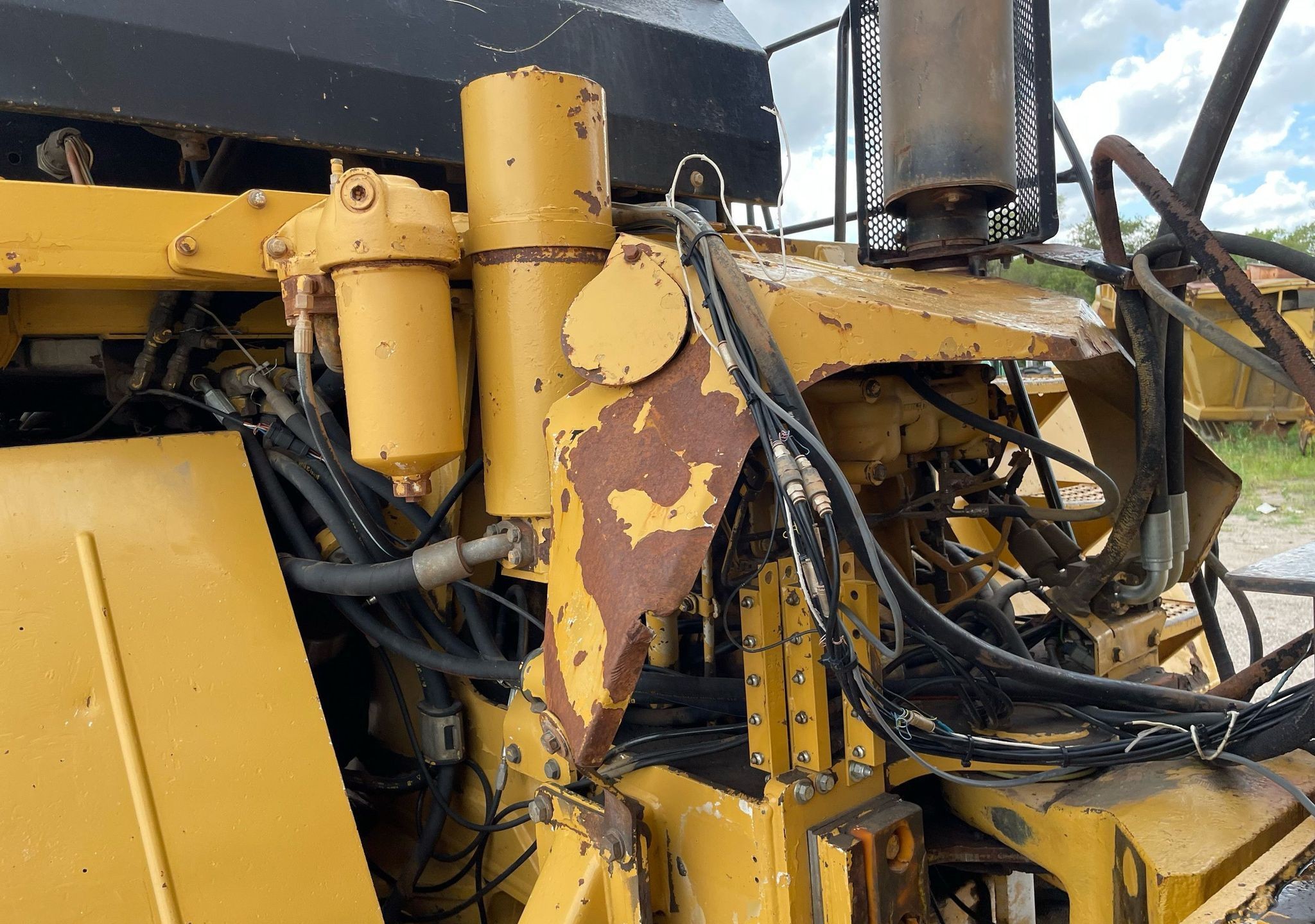 gallery 2000 Caterpillar D300E Series II water wagon