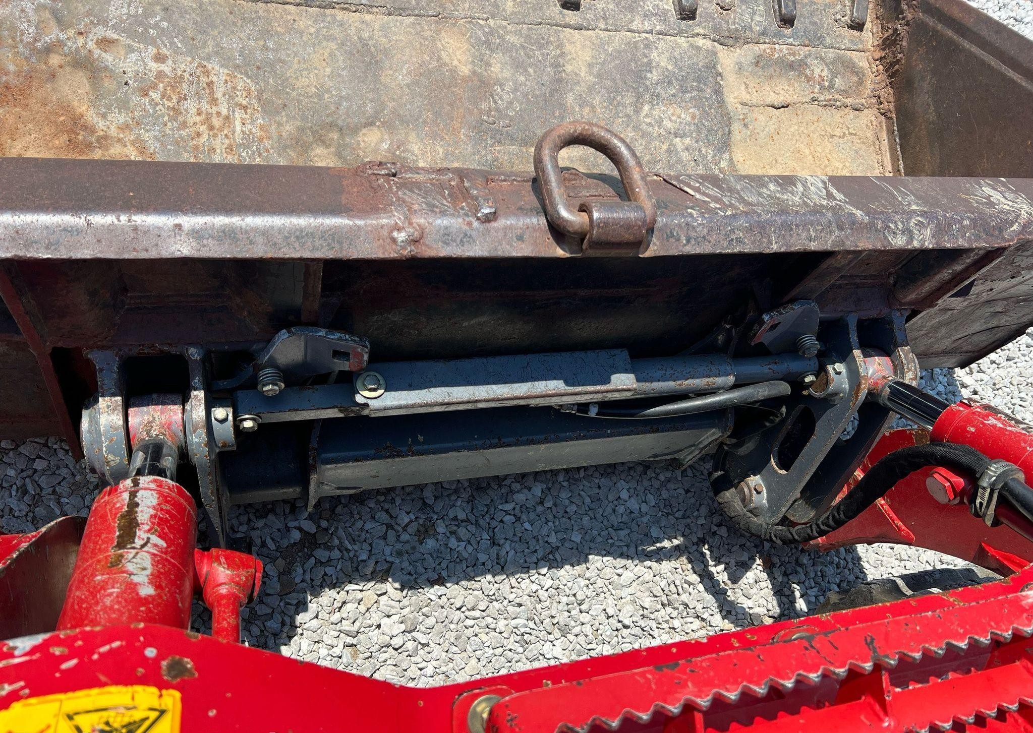 gallery 2016 Takeuchi TL12V2 tracked skid steer loader