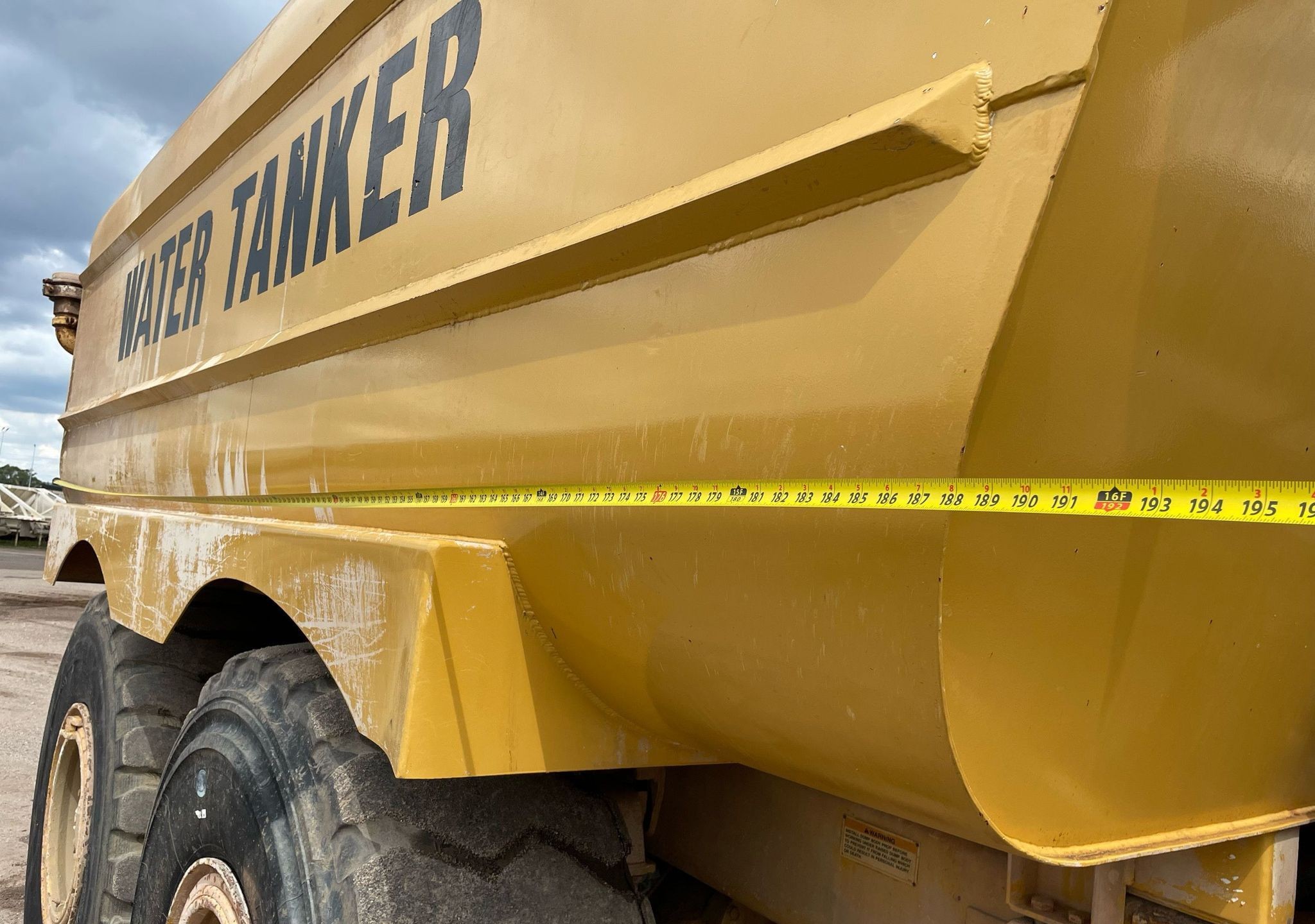 gallery 2000 Caterpillar D300E Series II water wagon