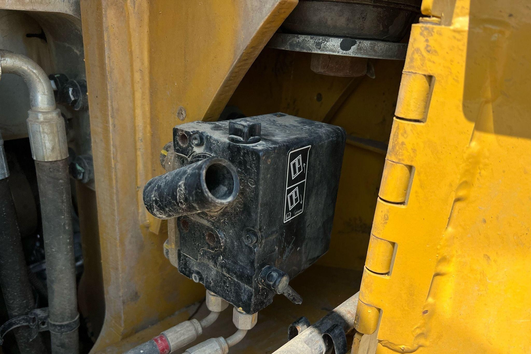 gallery 2016 Caterpillar 963K track loader