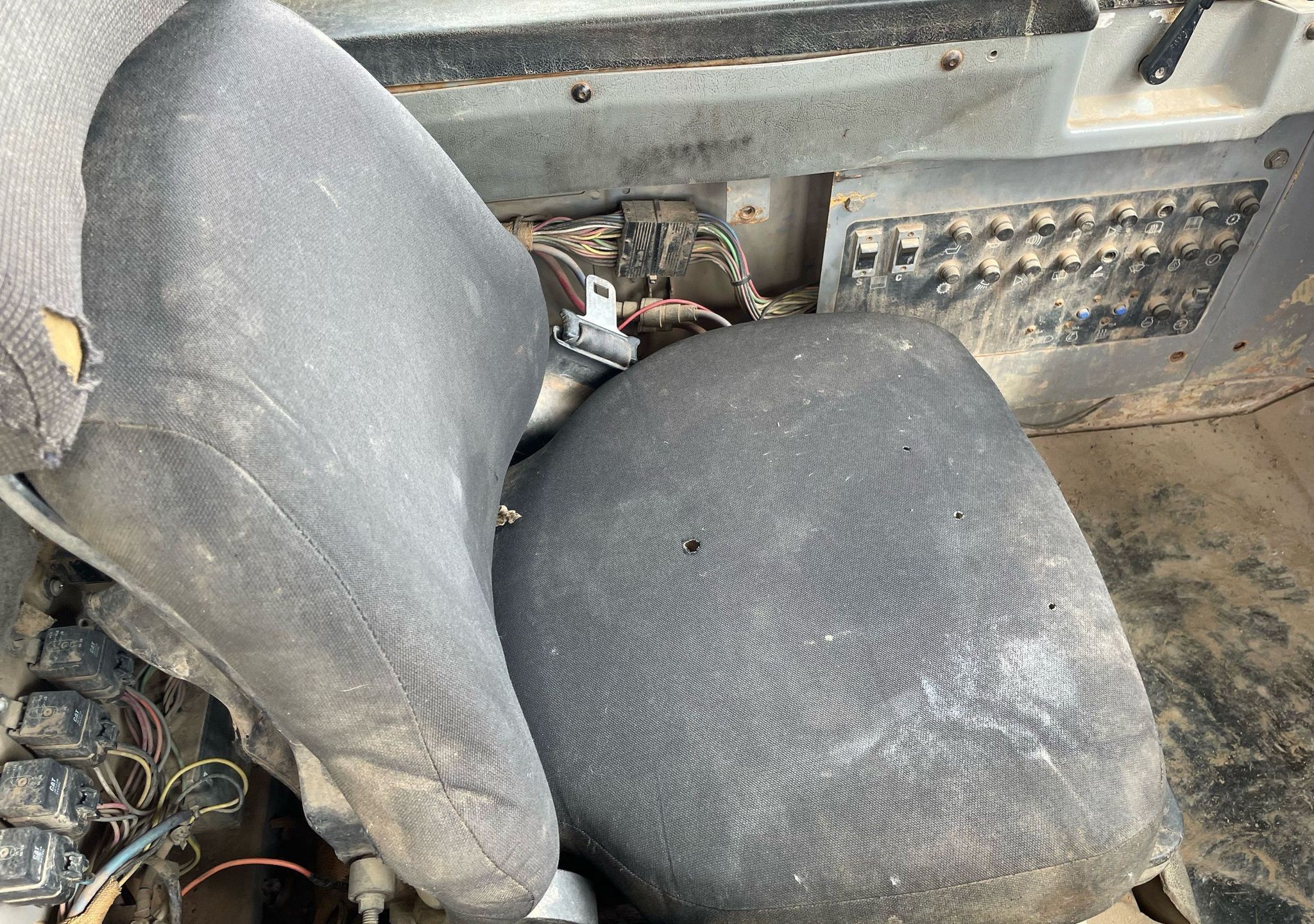 gallery 2000 Caterpillar D300E Series II water wagon