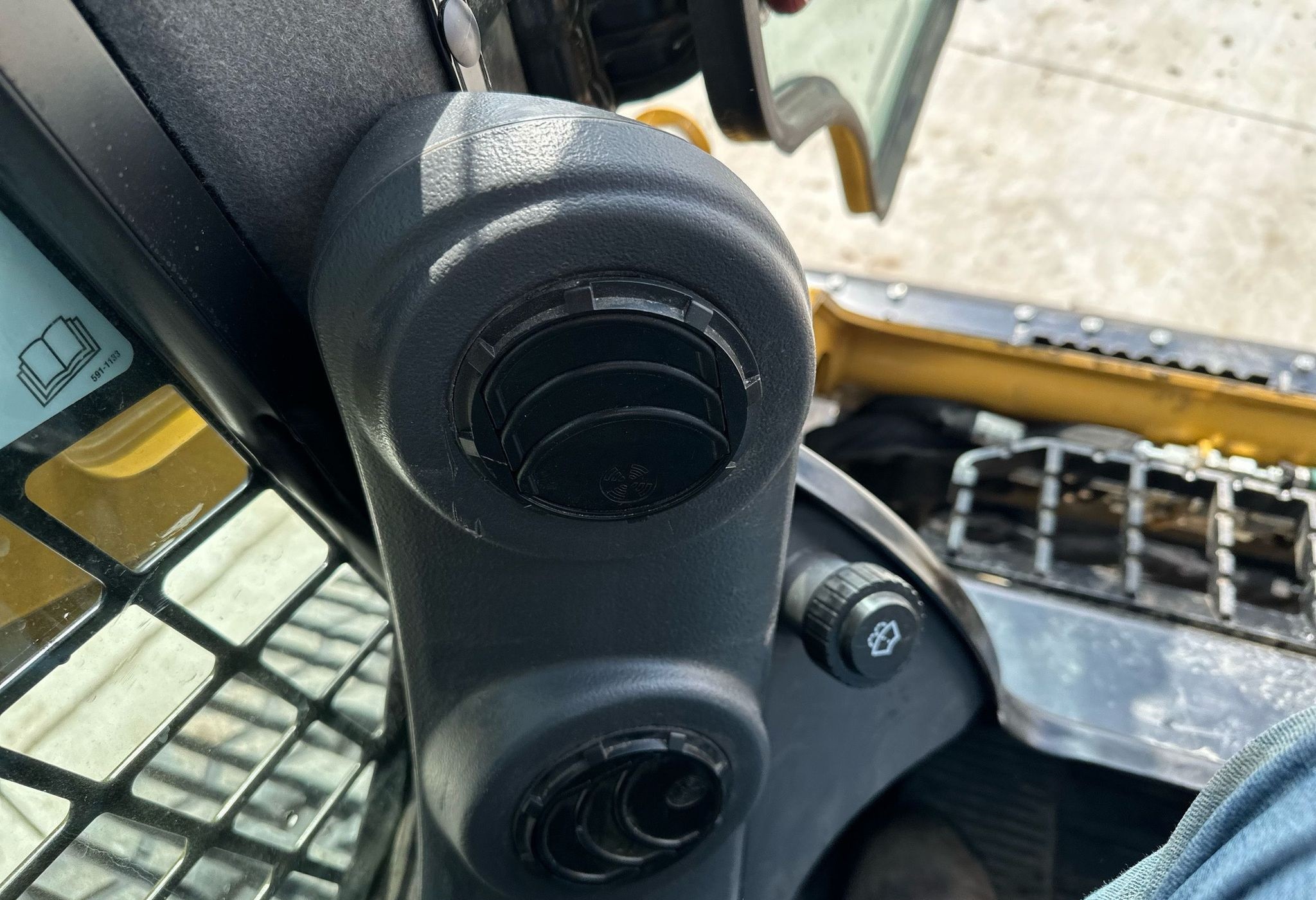 gallery 2022 Caterpillar 259D3 tracked skid steer loader