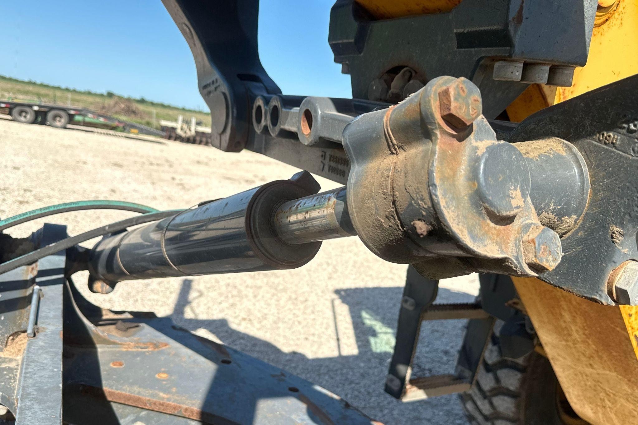 gallery 2013 John Deere 772G motor grader