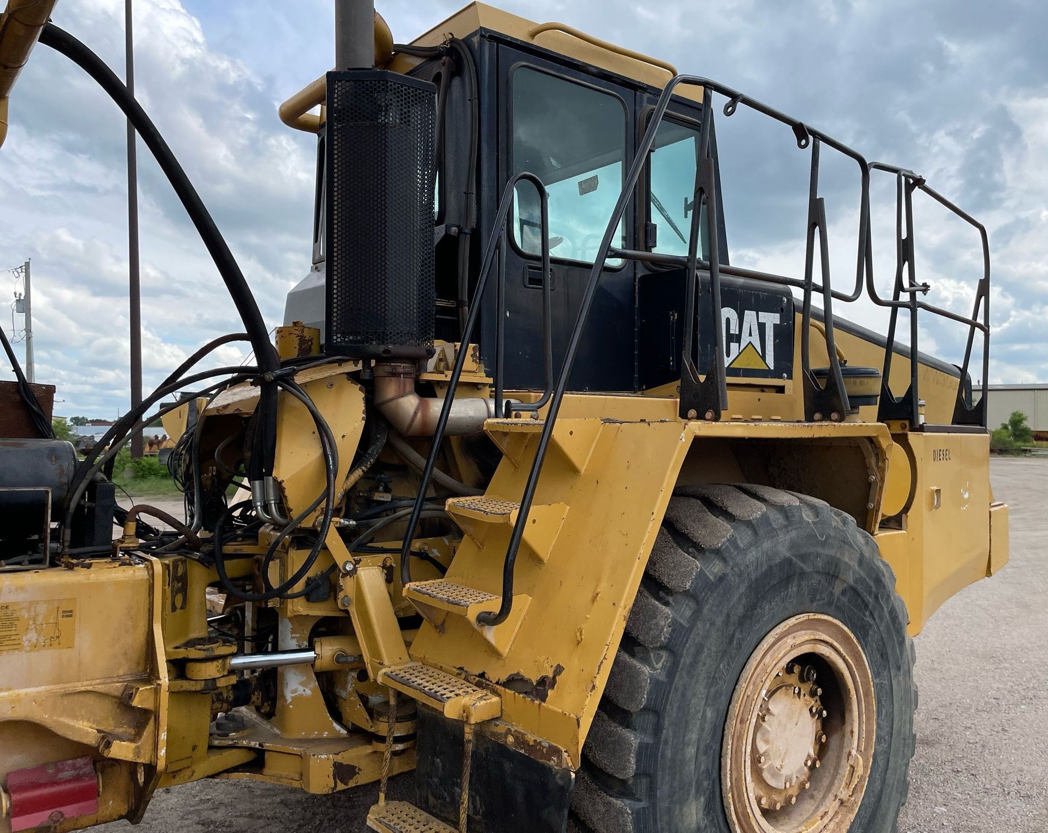 gallery 2000 Caterpillar D300E Series II water wagon