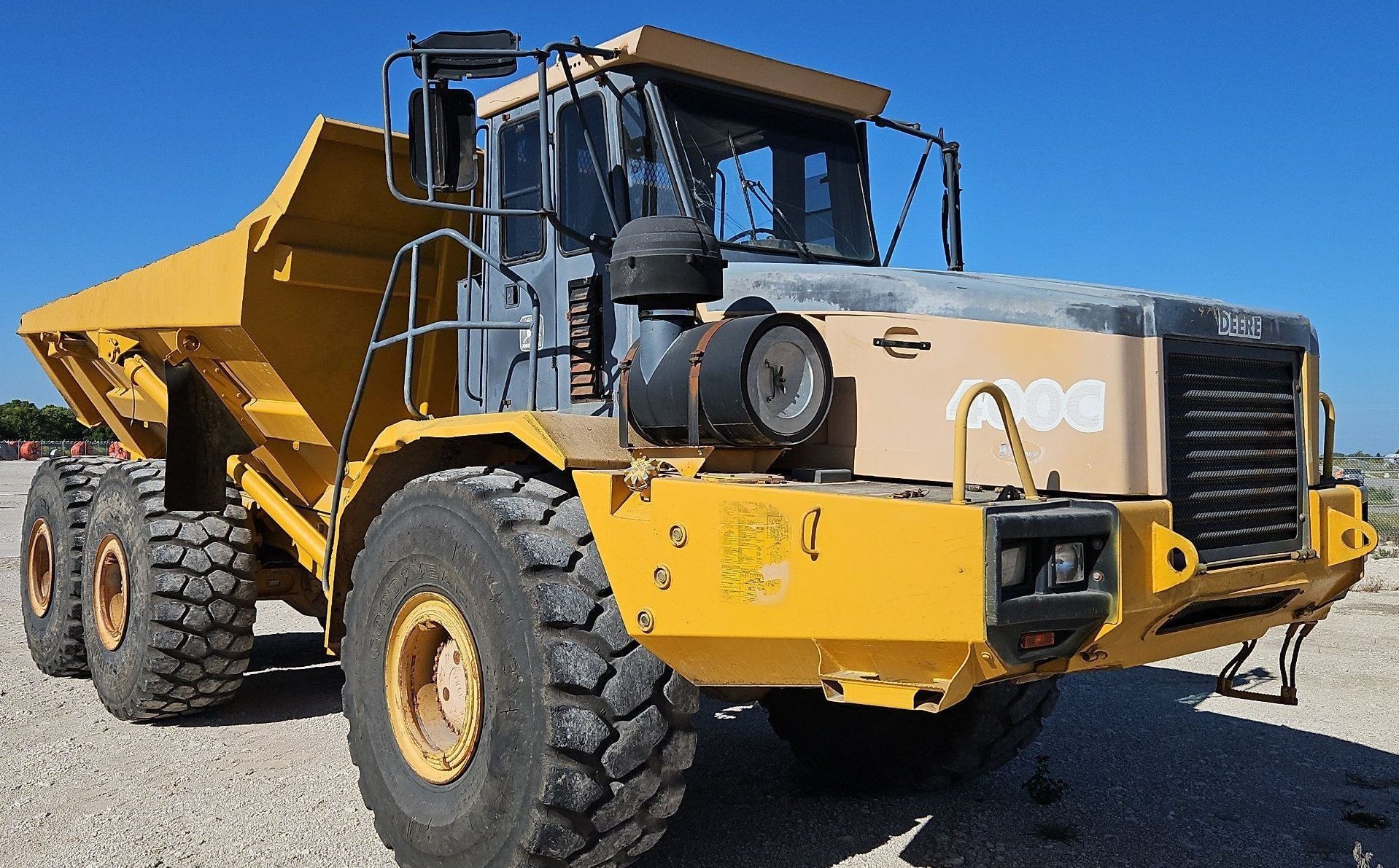 gallery 2000 John Deere 400C haul truck