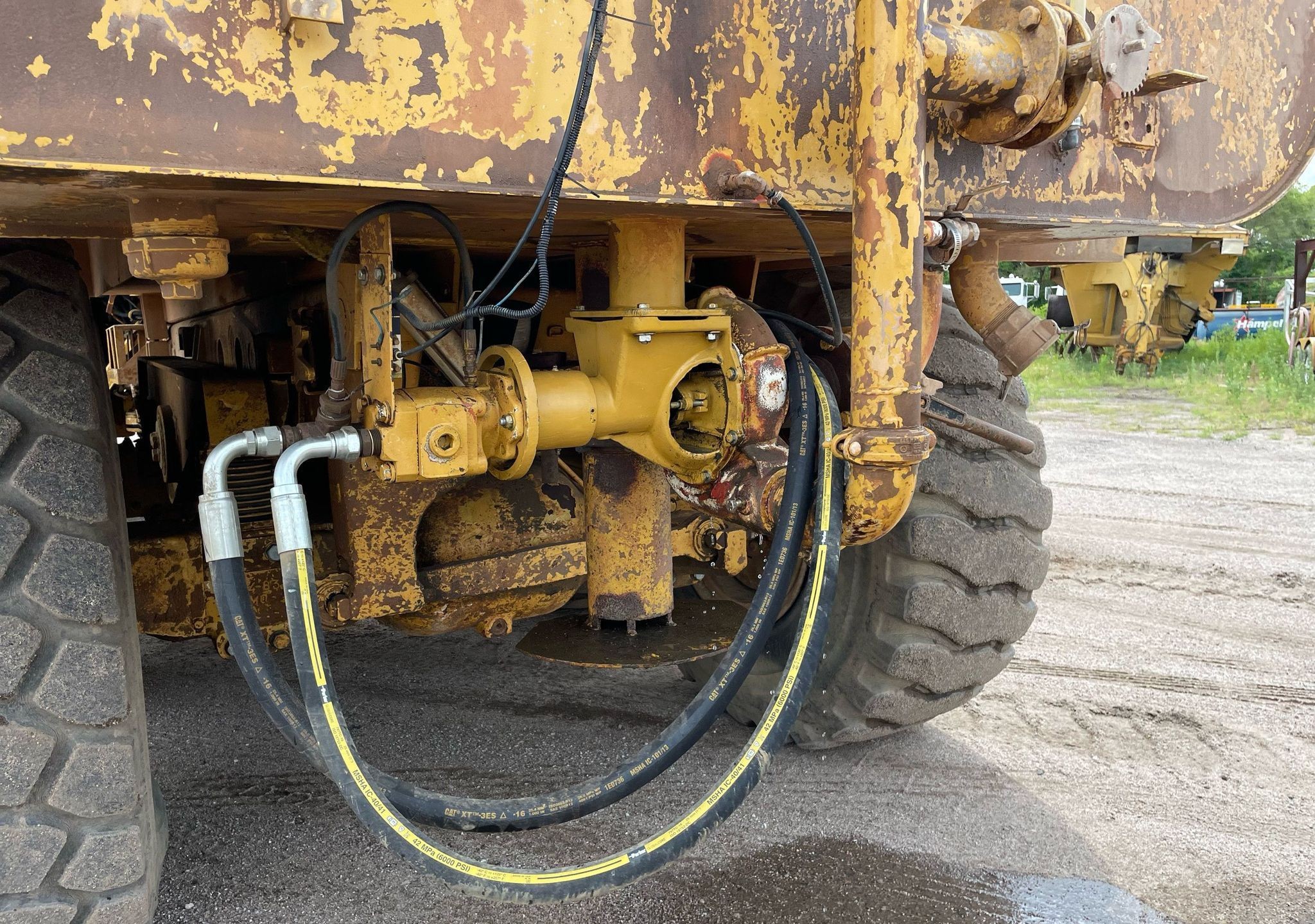gallery 2000 Caterpillar D300E Series II water wagon