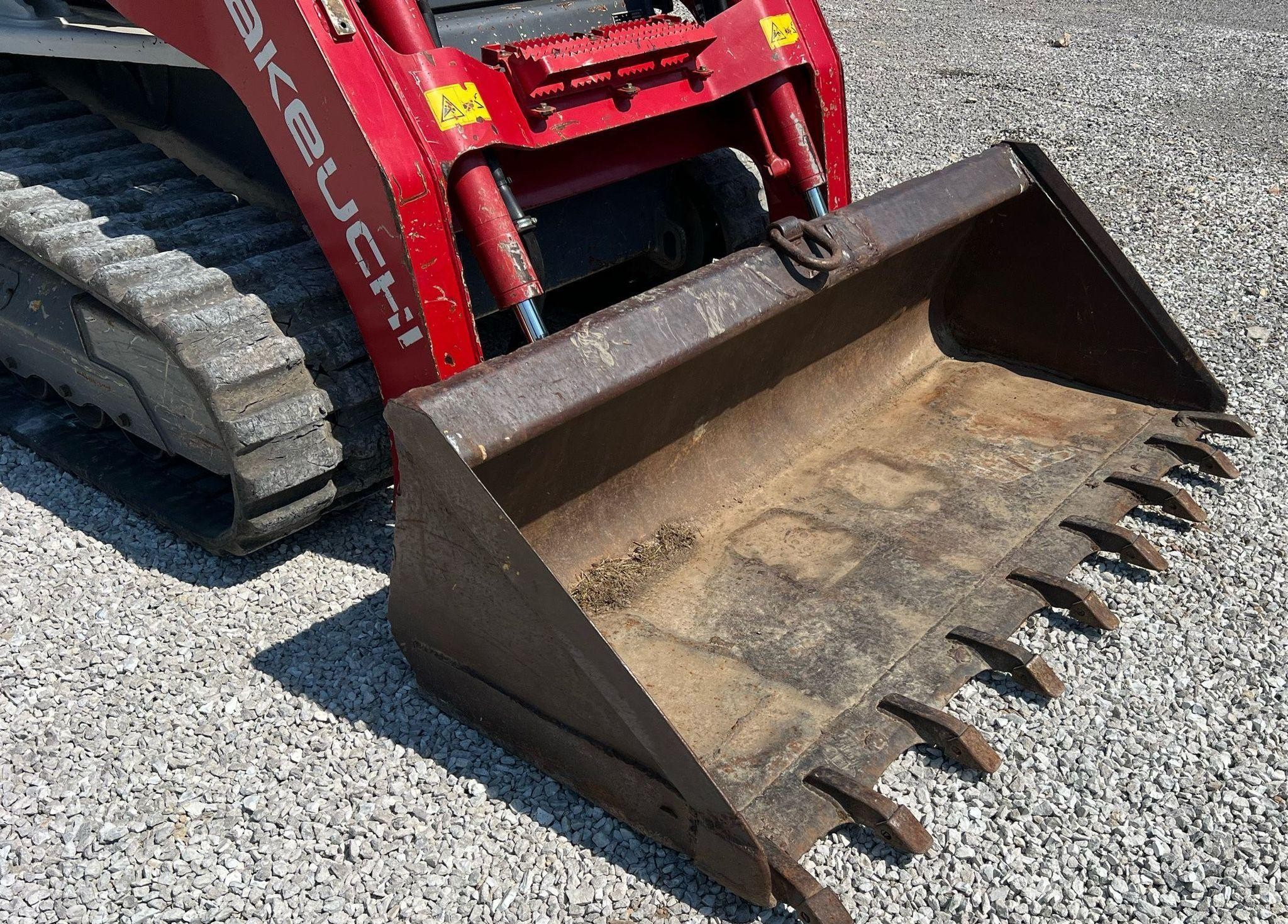 gallery 2016 Takeuchi TL12V2 tracked skid steer loader