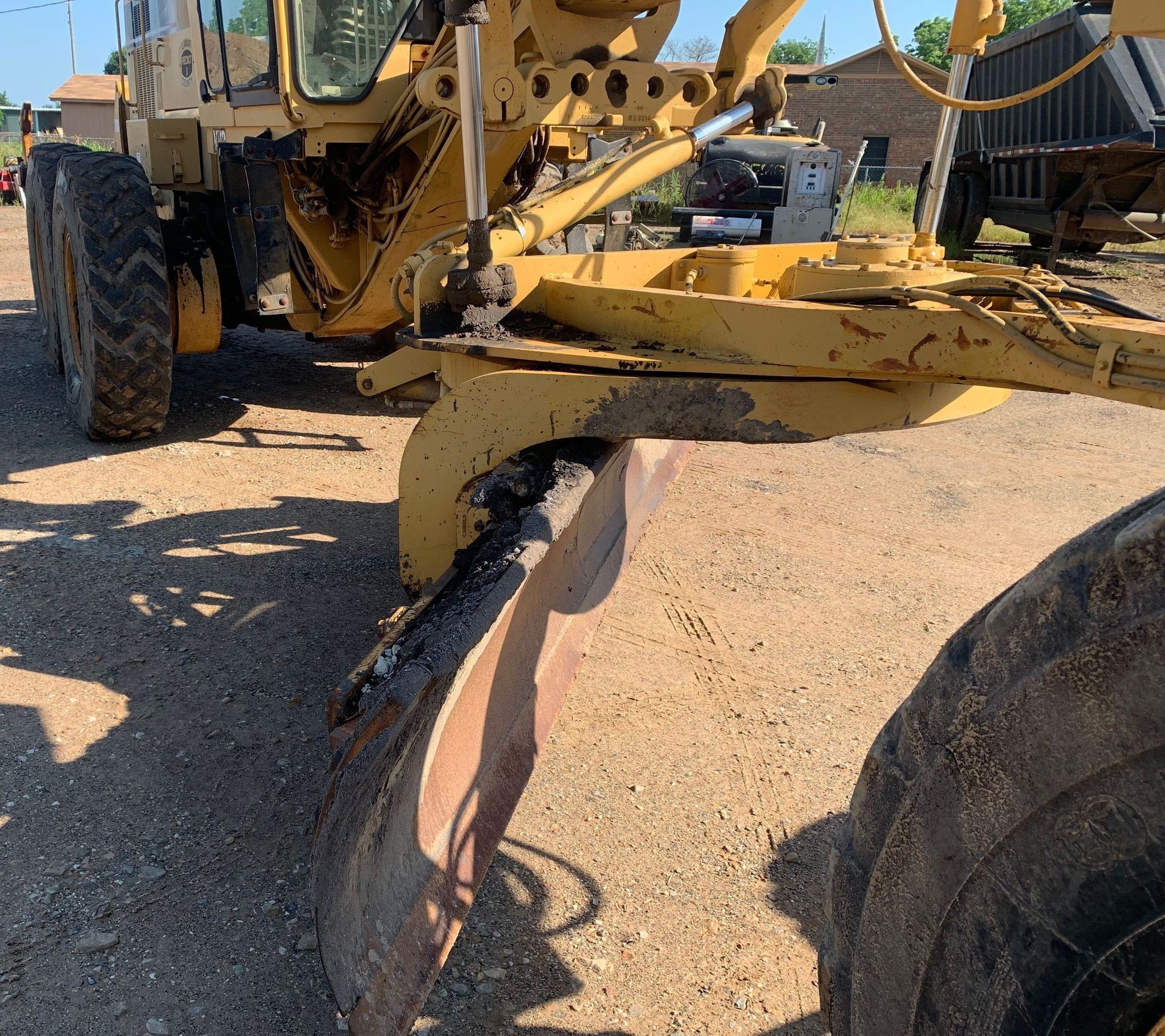 gallery 2001 Caterpillar 140H motor grader