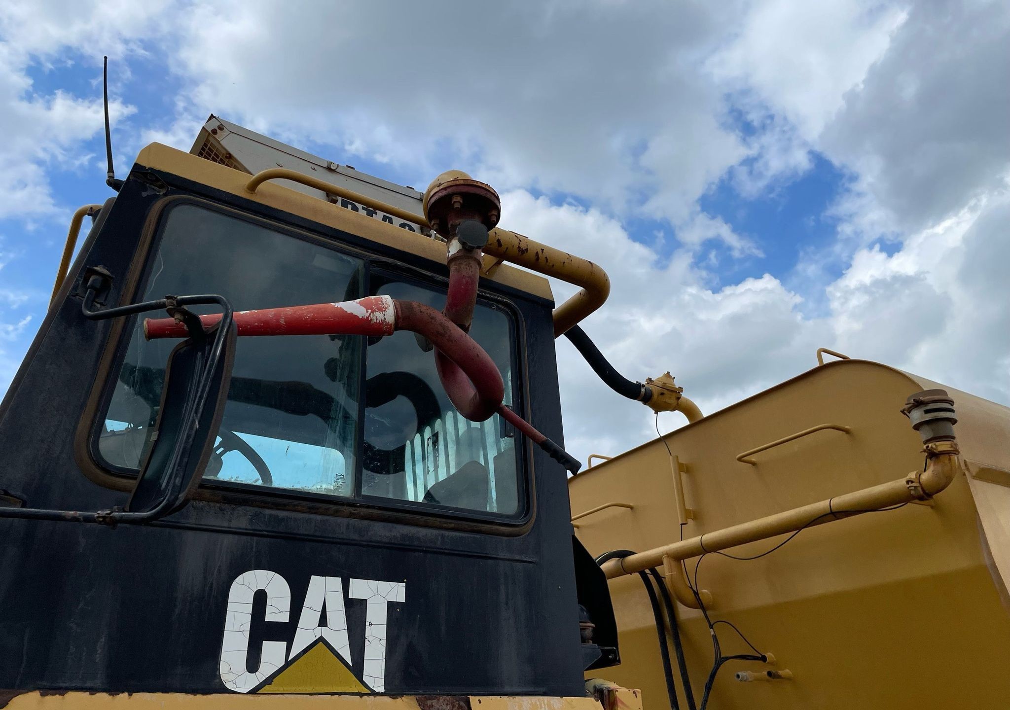 gallery 2000 Caterpillar D300E Series II water wagon