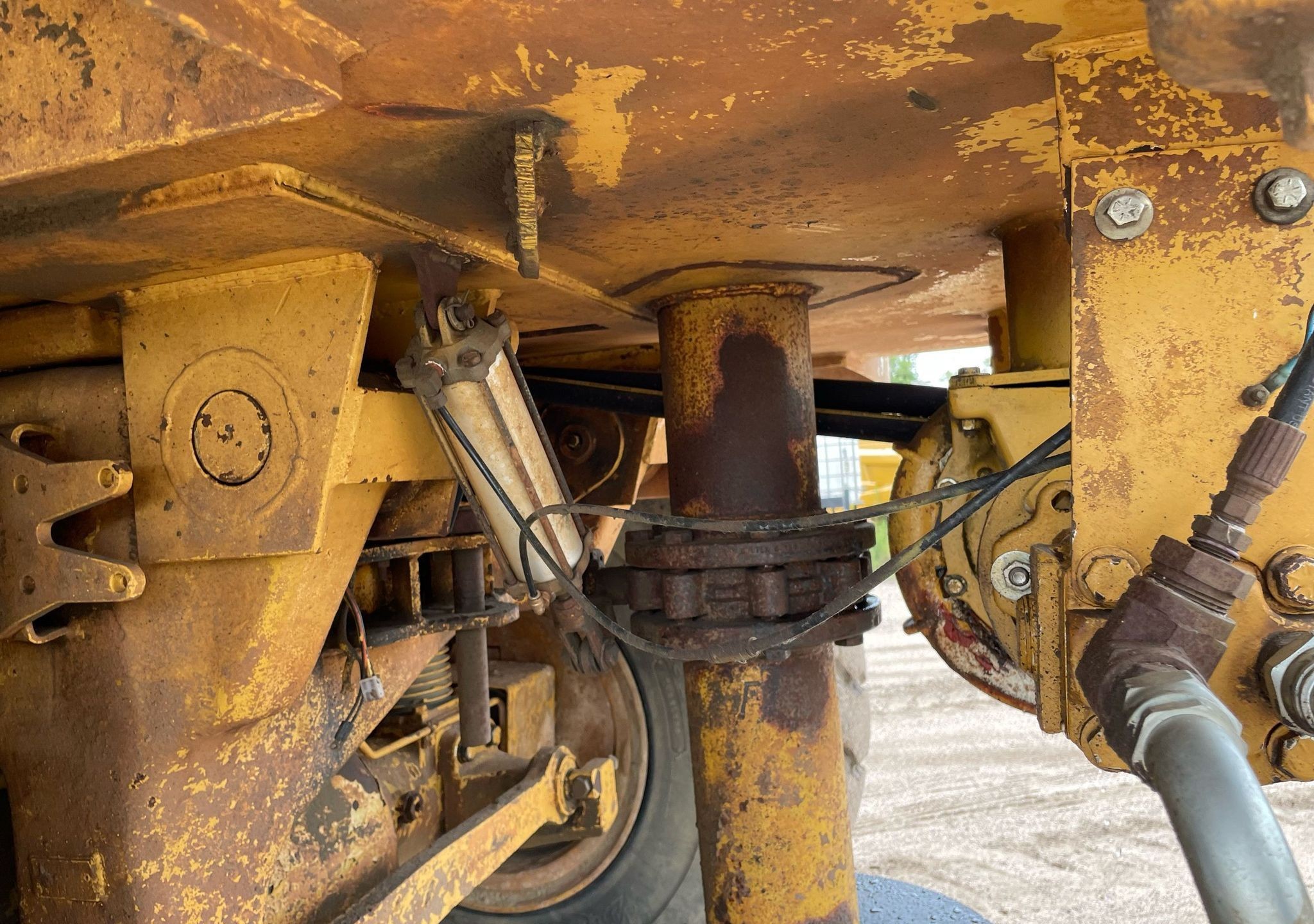 gallery 2000 Caterpillar D300E Series II water wagon