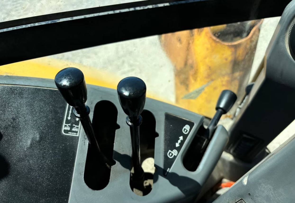gallery 2016 Caterpillar 420F2 IT 4WD Backhoe