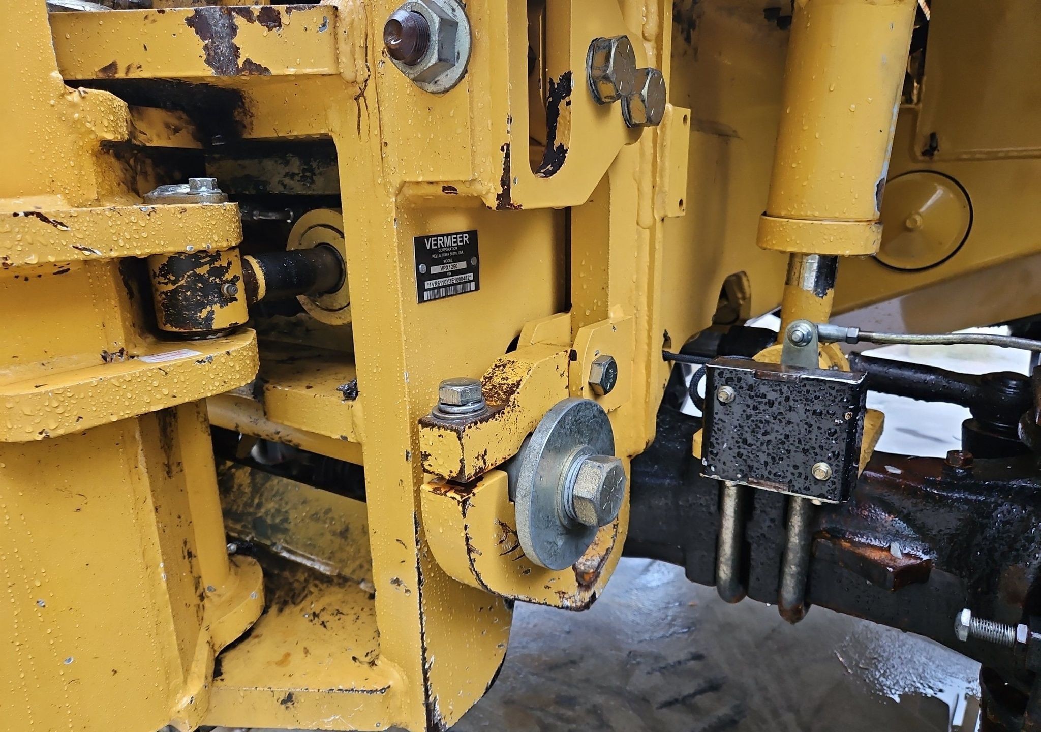 gallery 2014 Vermeer RTX1250 cable plow