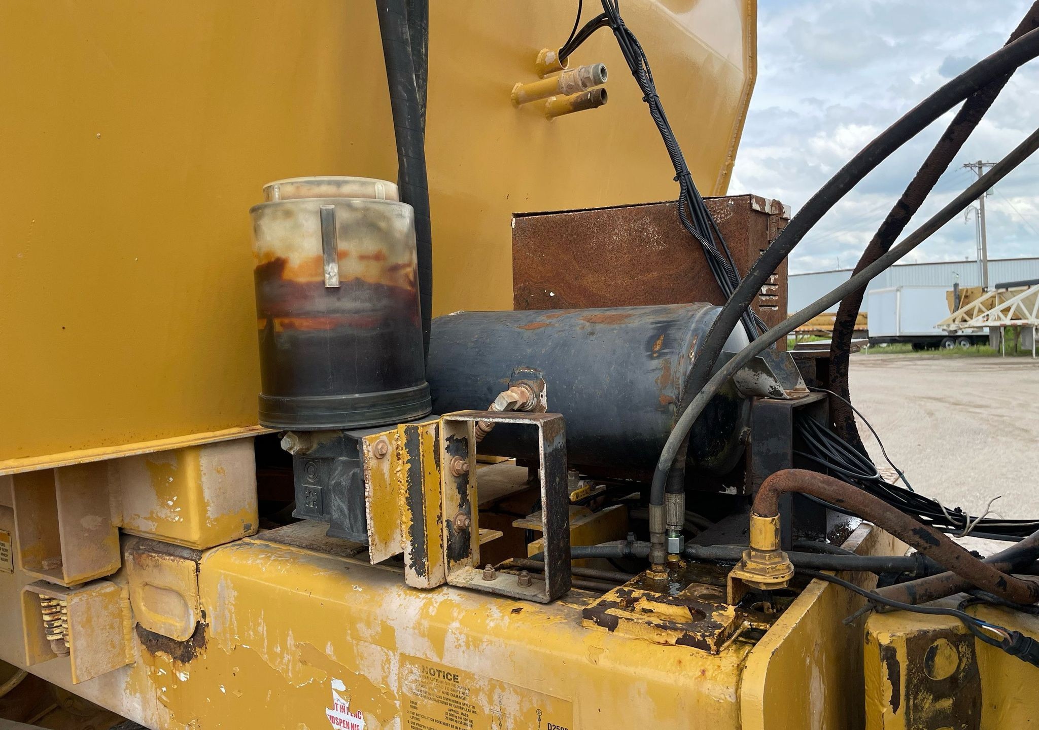 gallery 2000 Caterpillar D300E Series II water wagon
