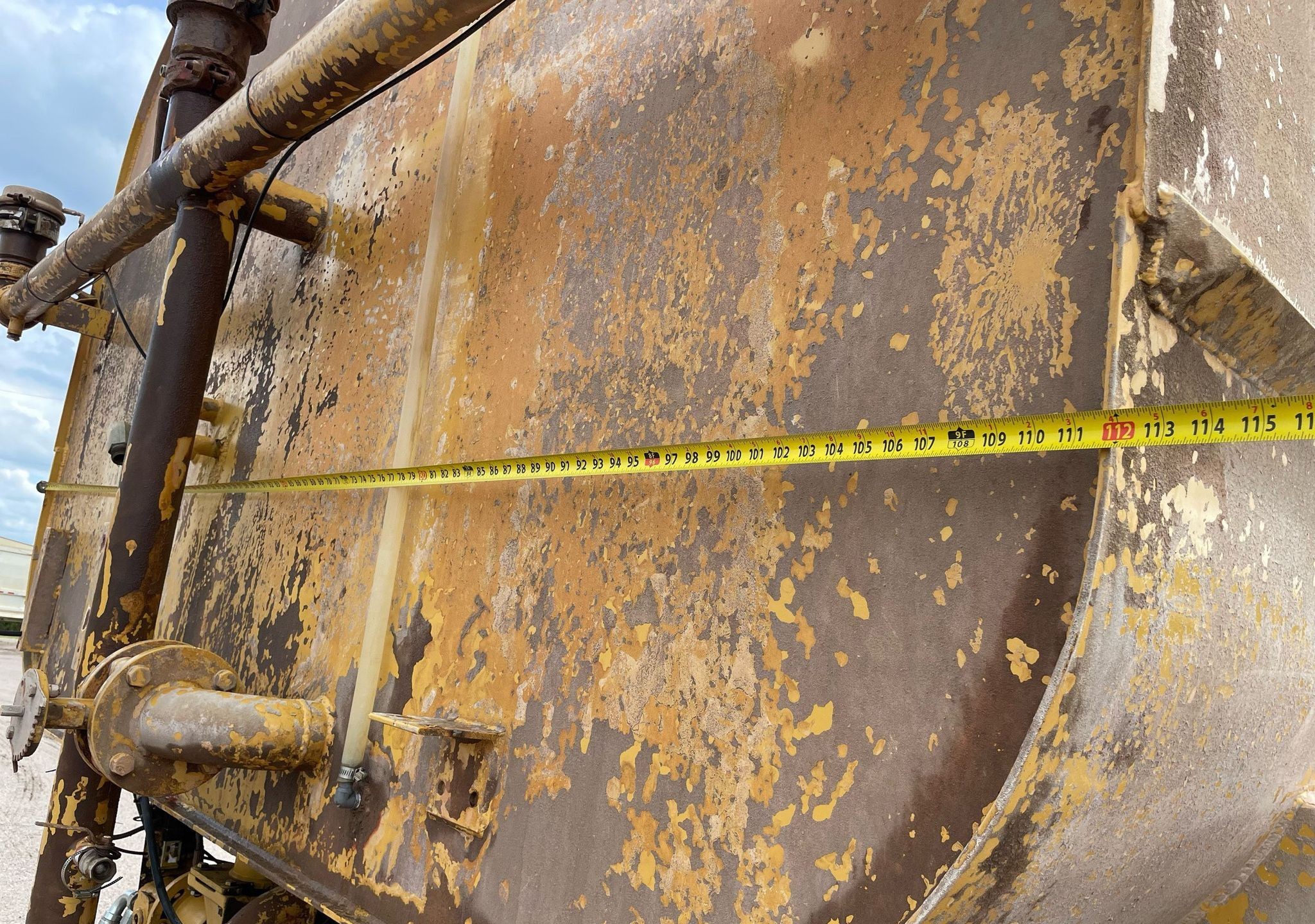 gallery 2000 Caterpillar D300E Series II water wagon