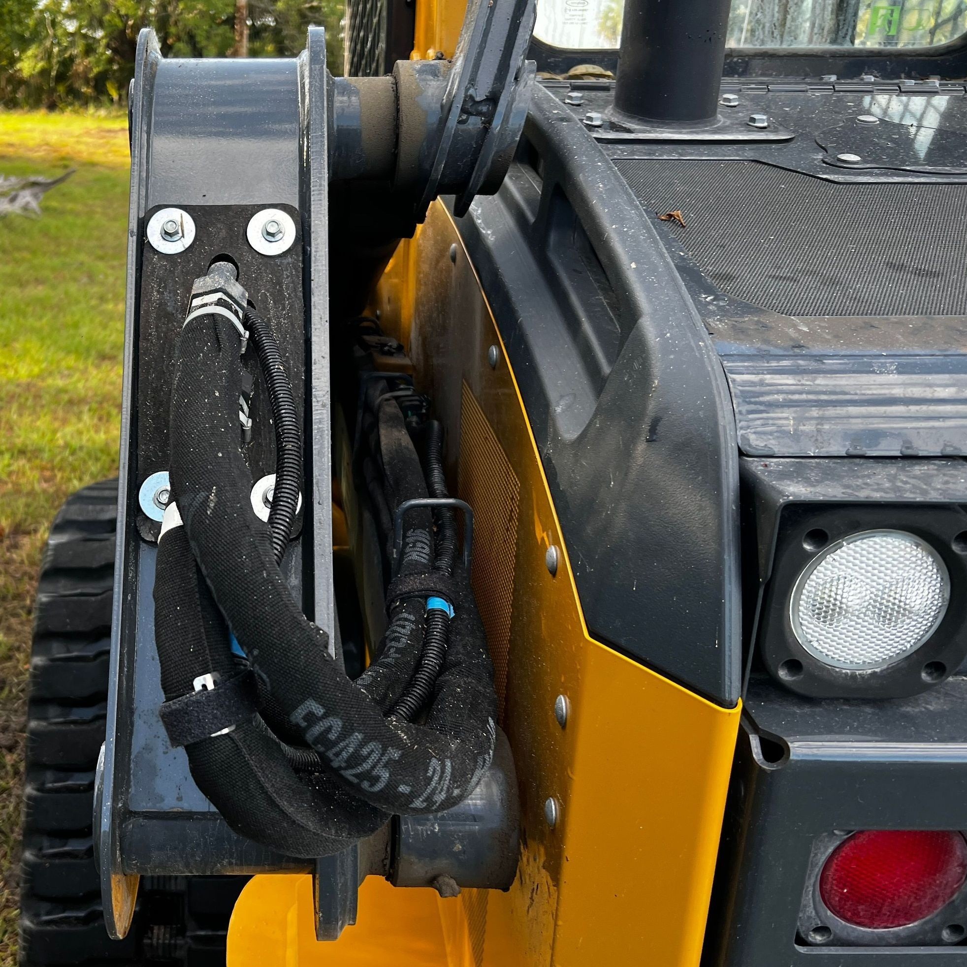 gallery 2022 John Deere 325G tracked skid steer