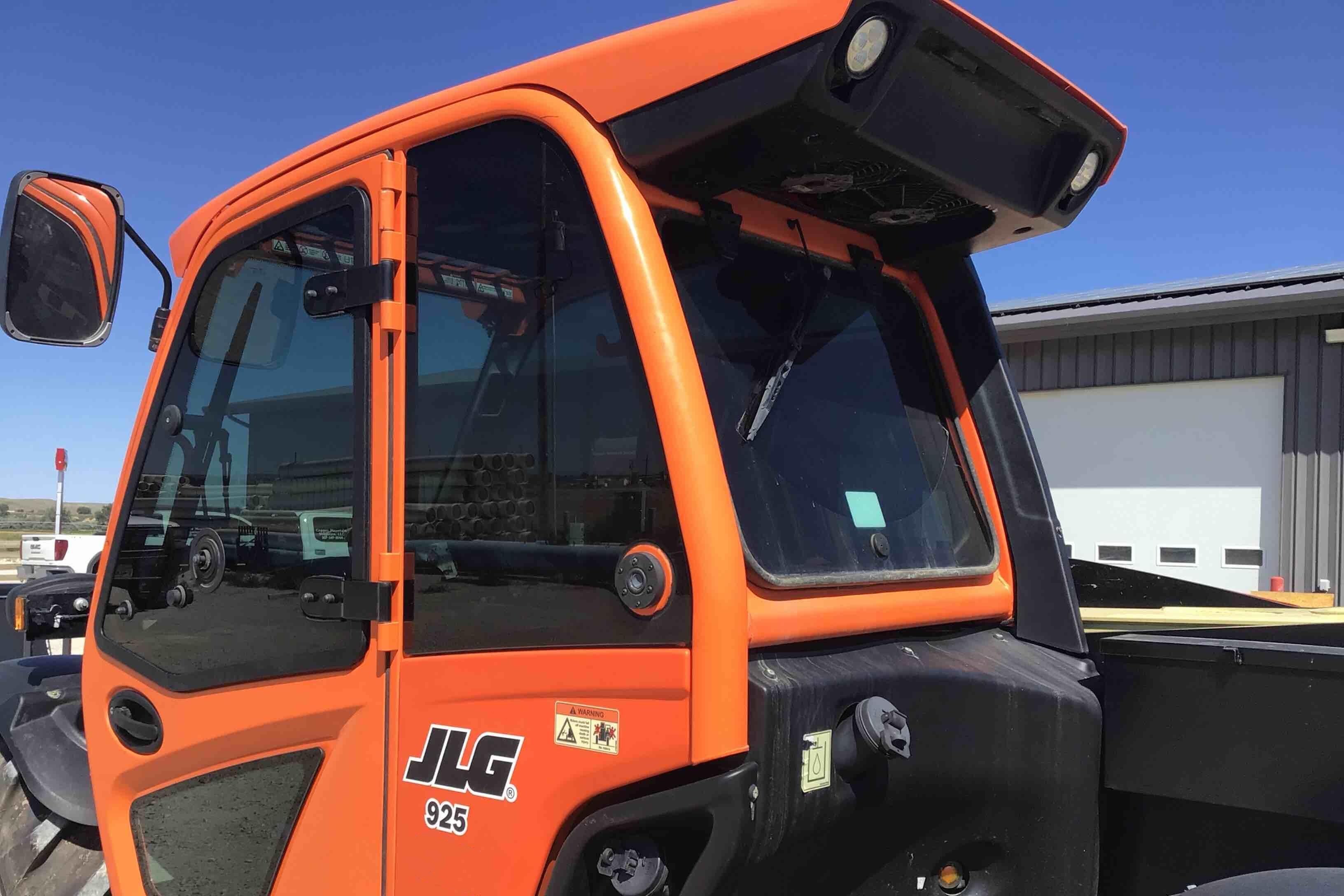 gallery 2018 JLG 925 4x4x4 Telehandler