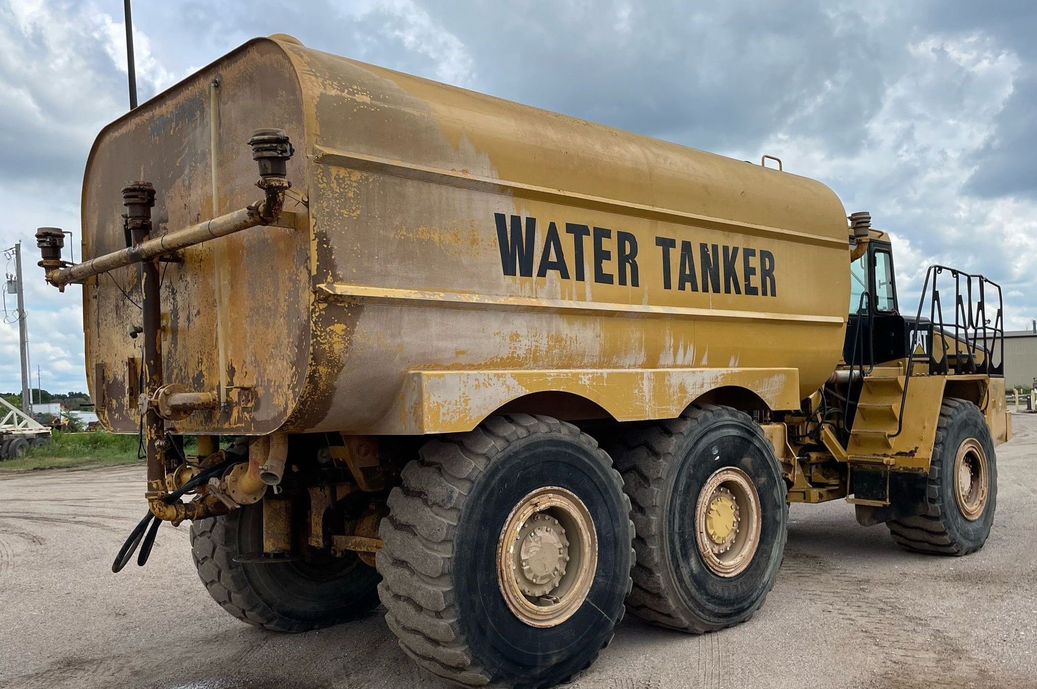 gallery 2000 Caterpillar D300E Series II water wagon