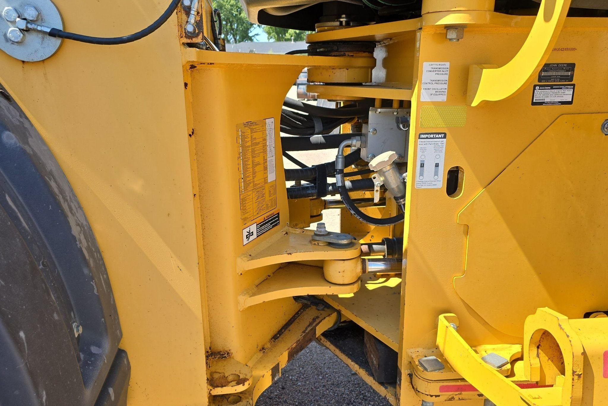 gallery 2014 John Deere 824K Wheel Loader