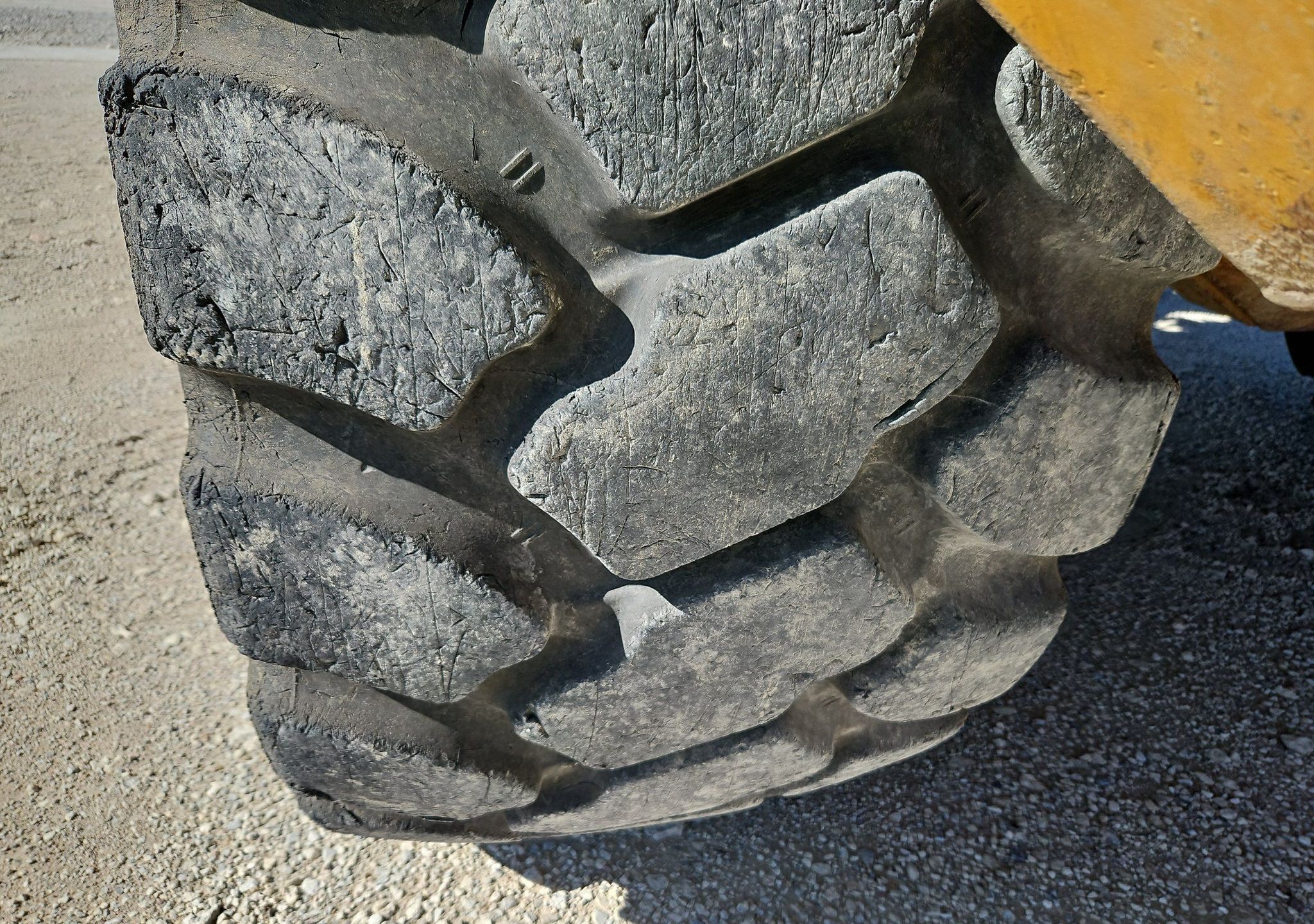 gallery 2000 John Deere 400C haul truck