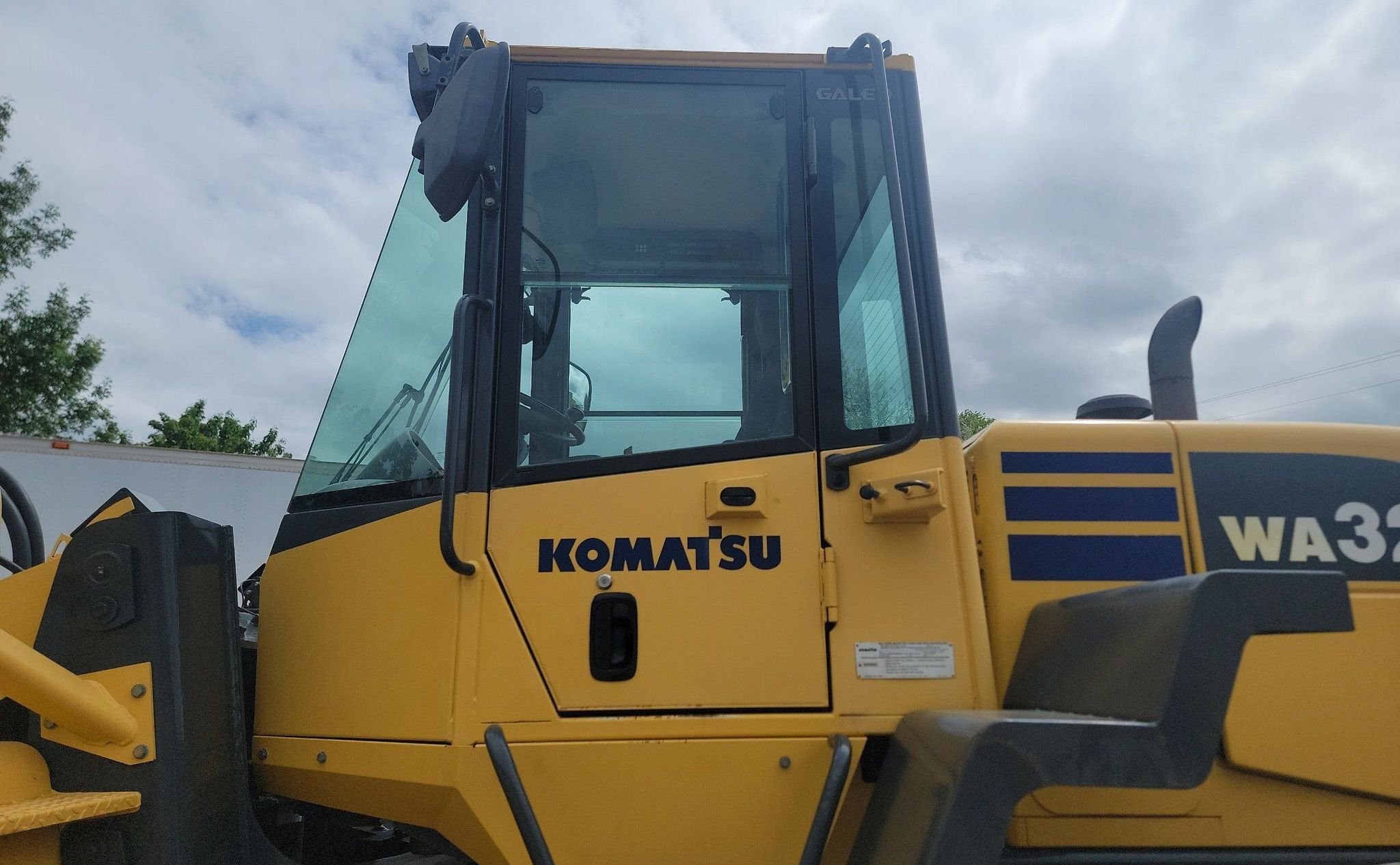gallery 2005 Komatsu WA320 wheel loader