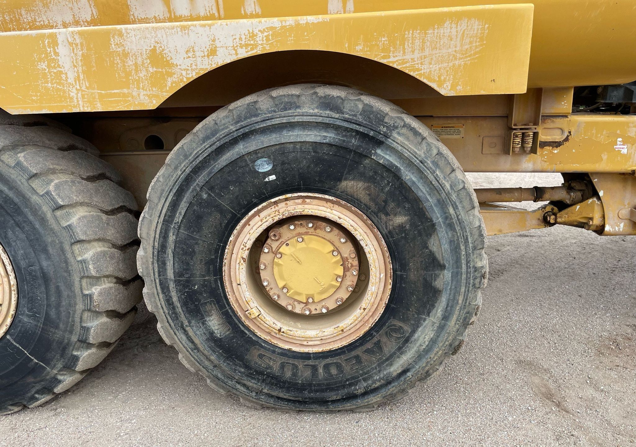 gallery 2000 Caterpillar D300E Series II water wagon