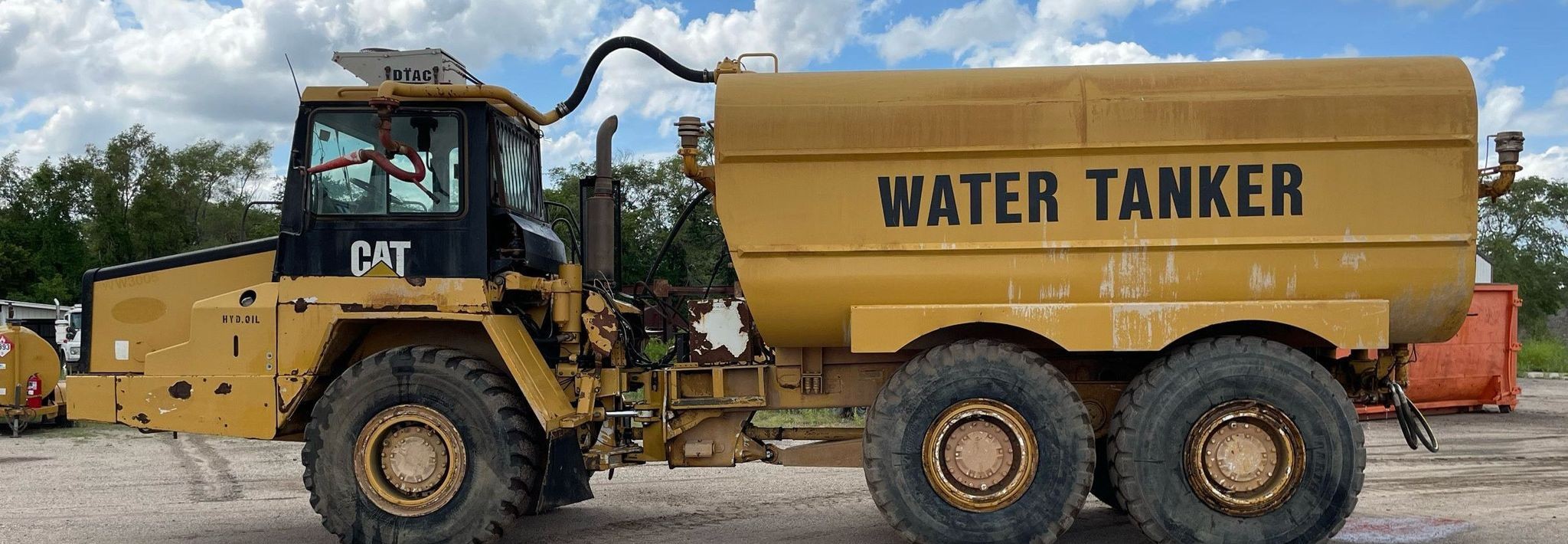 gallery 2000 Caterpillar D300E Series II water wagon