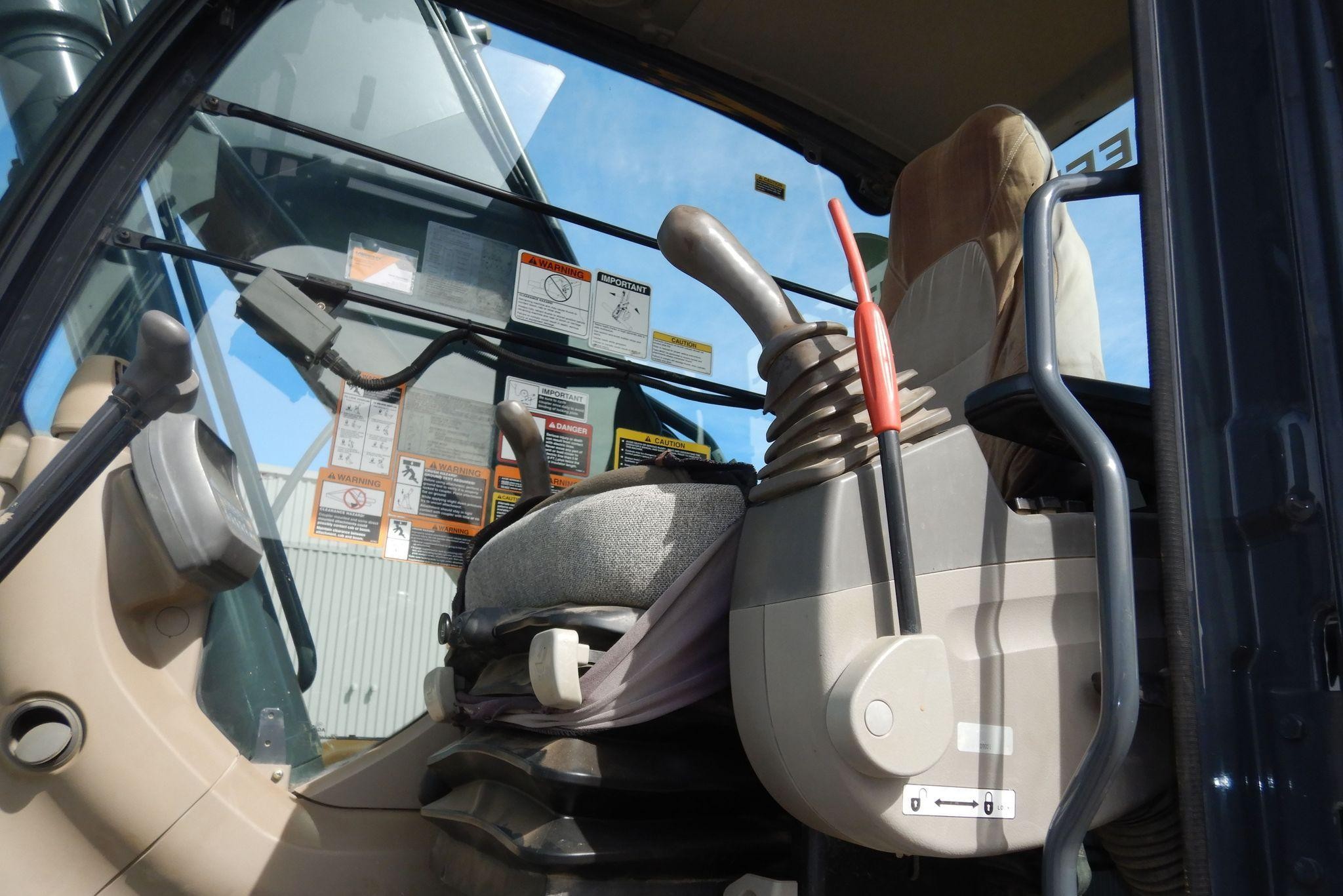 gallery 2011 John Deere 240DLC excavator