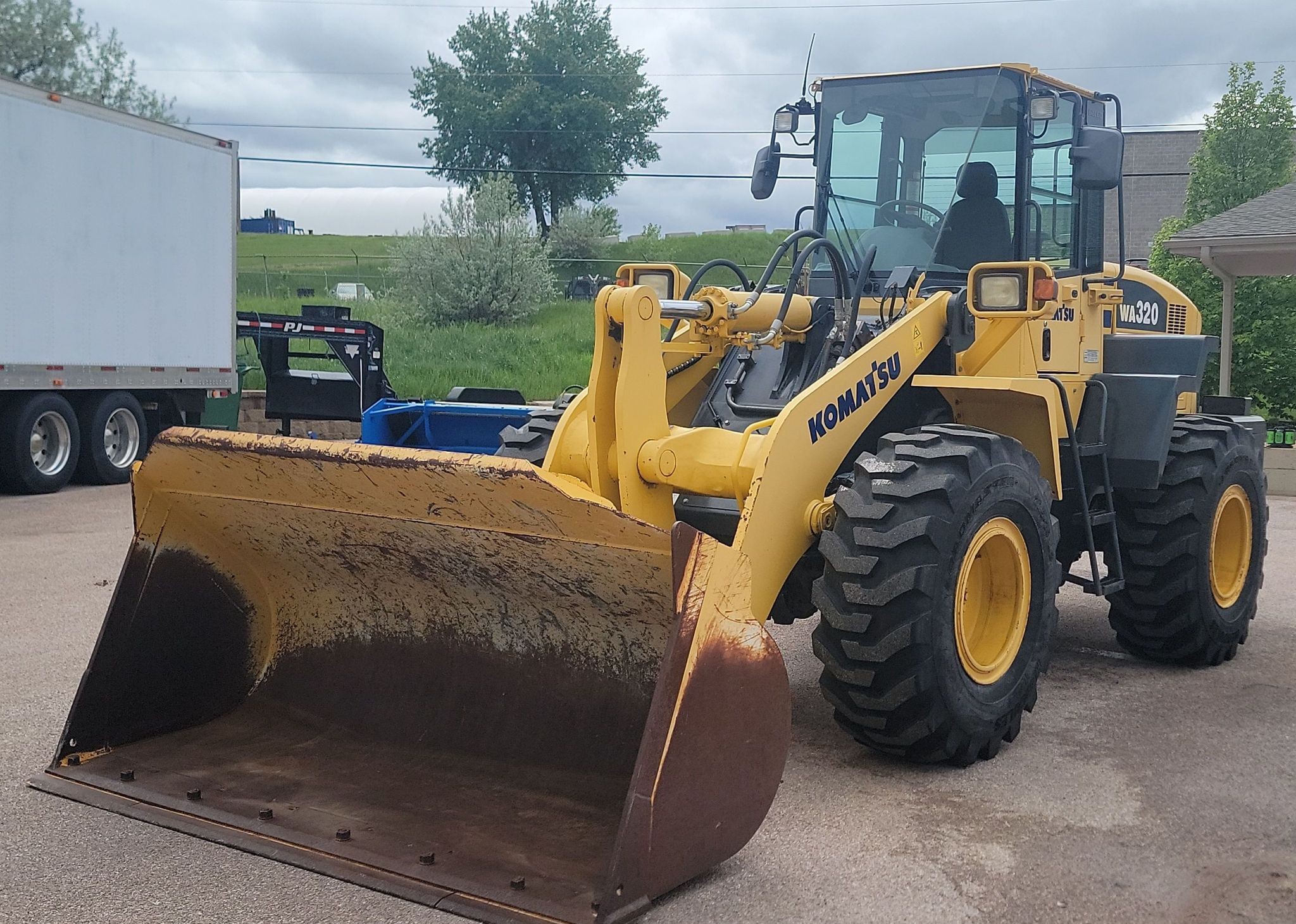 gallery 2005 Komatsu WA320 wheel loader