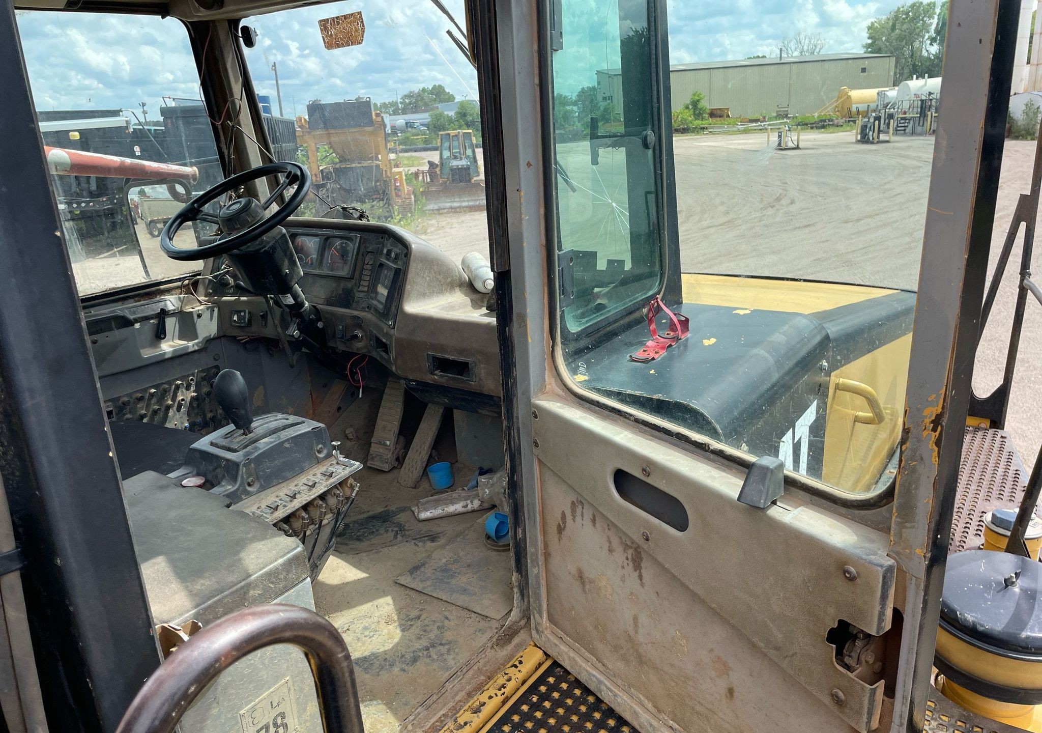 gallery 2000 Caterpillar D300E Series II water wagon
