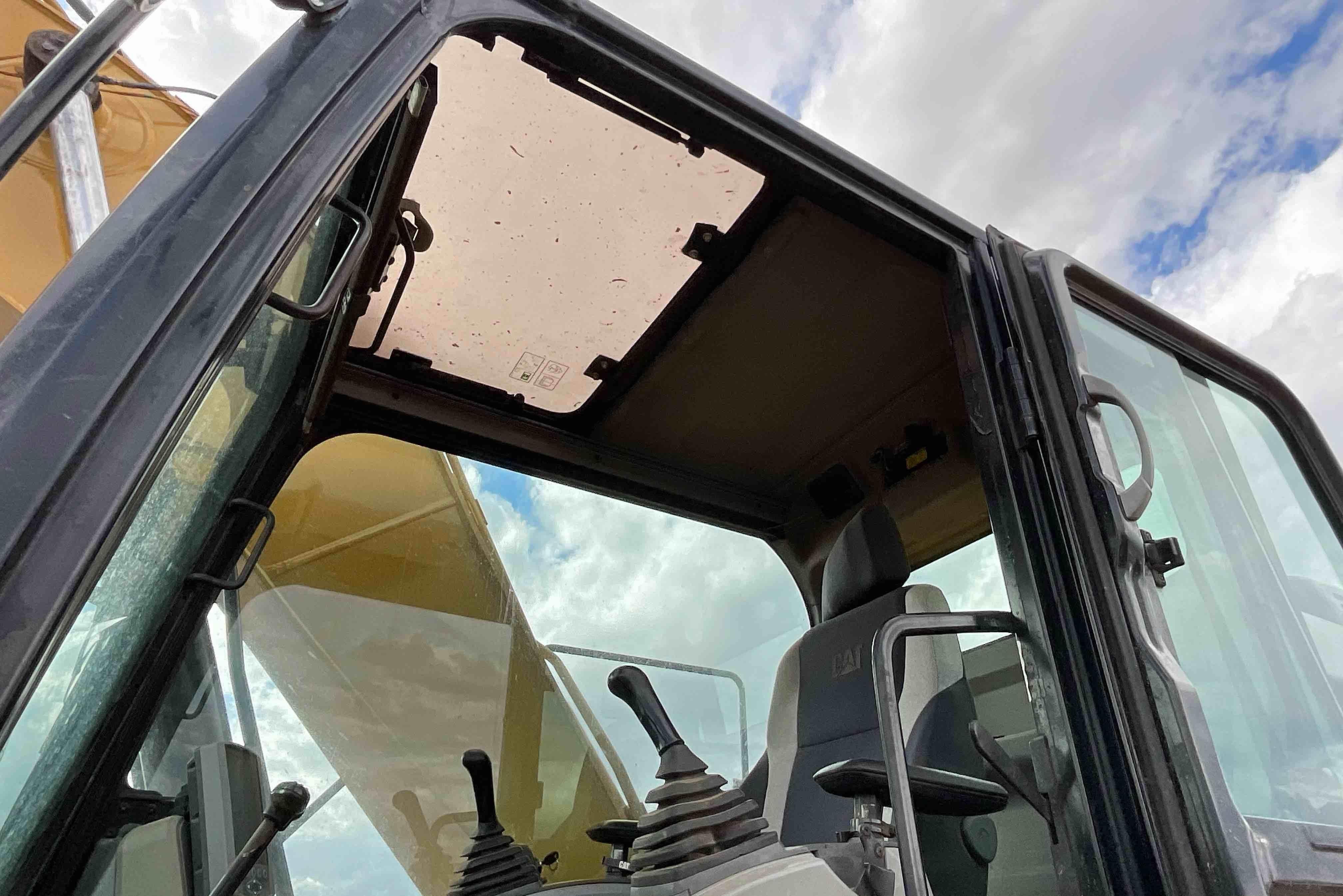 gallery 2017 Caterpillar 320FL Excavator