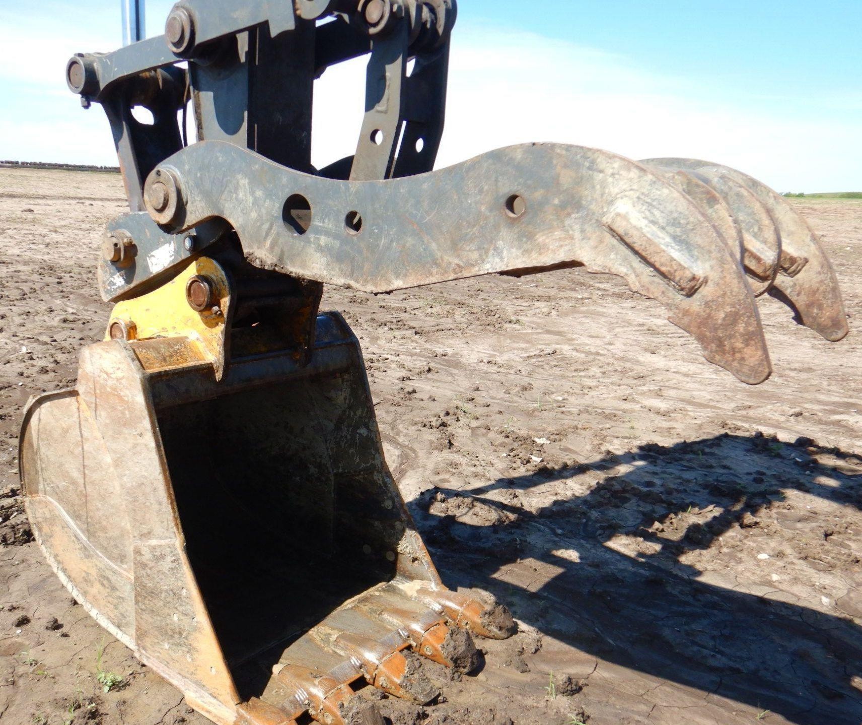 gallery 2011 John Deere 200DLC  excavator