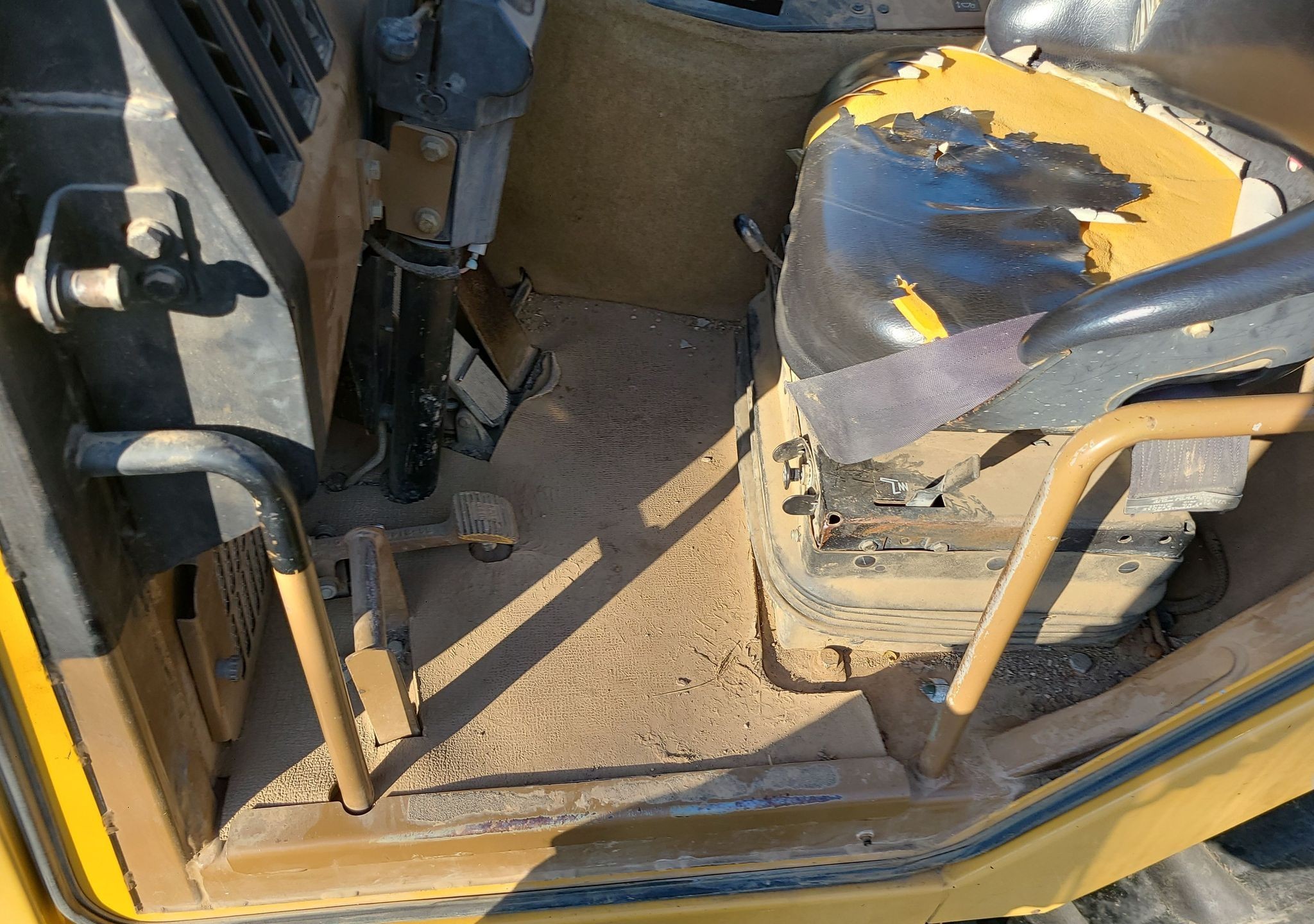 gallery 2006 Caterpillar 615C Series II elevating scraper