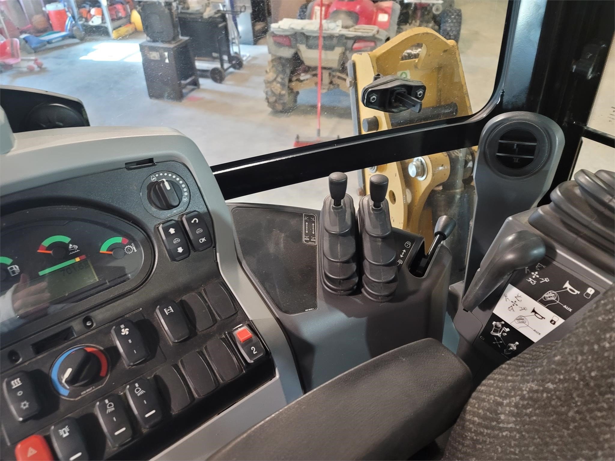 gallery 2018 Caterpillar 420F2 Backhoe