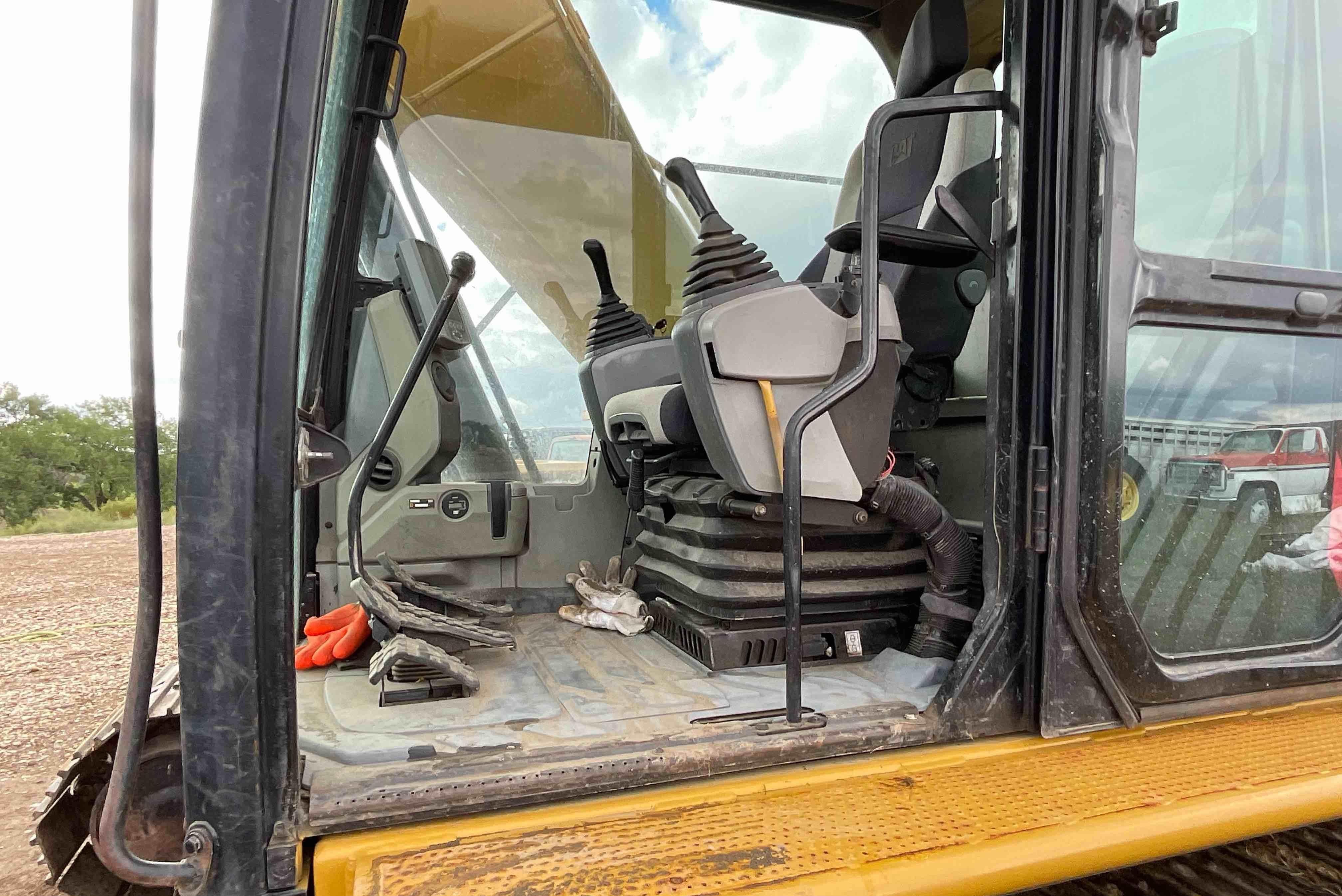 gallery 2017 Caterpillar 320FL Excavator