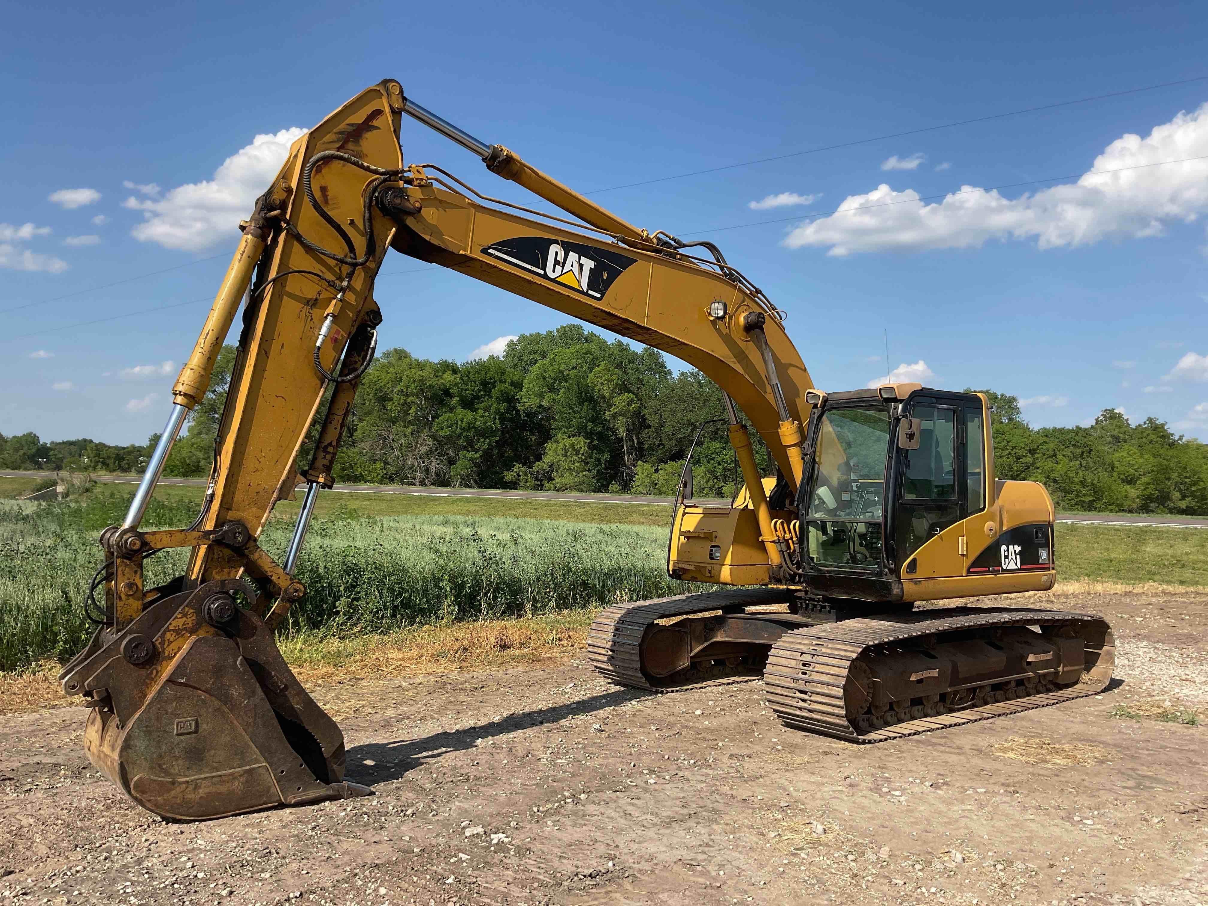 gallery 2004 Caterpillar 320CLU Excavator