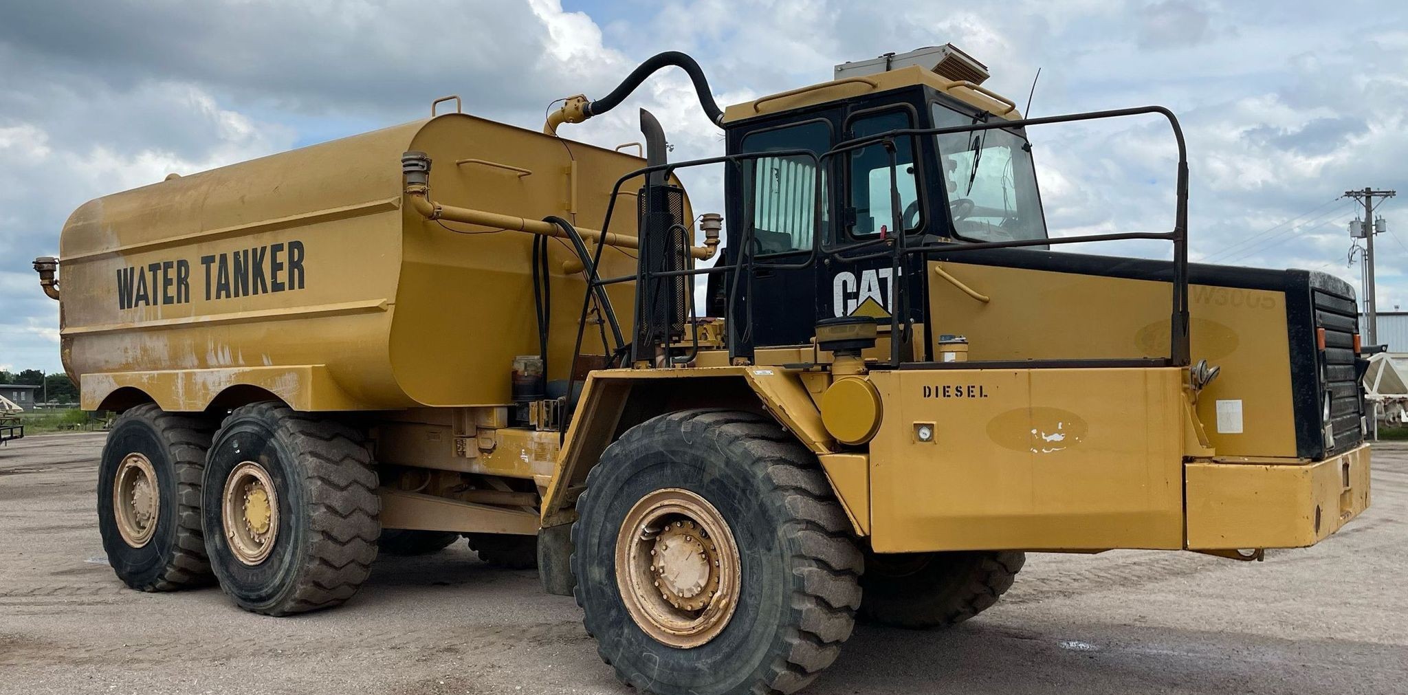 gallery 2000 Caterpillar D300E Series II water wagon