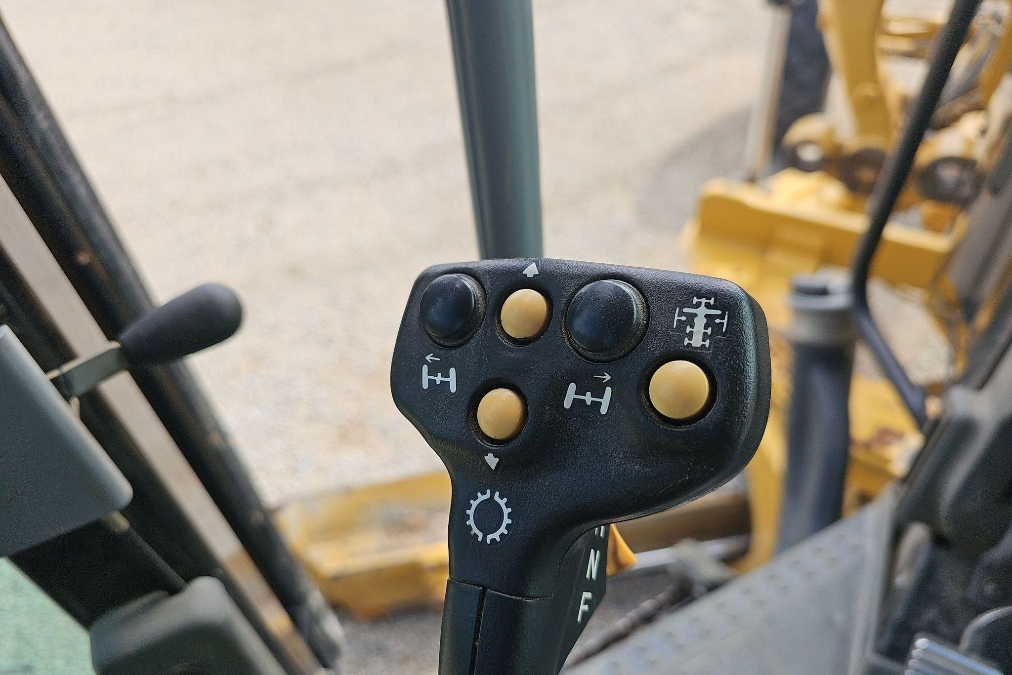gallery 2013 Caterpillar 12M2 VHP Plus motor grader