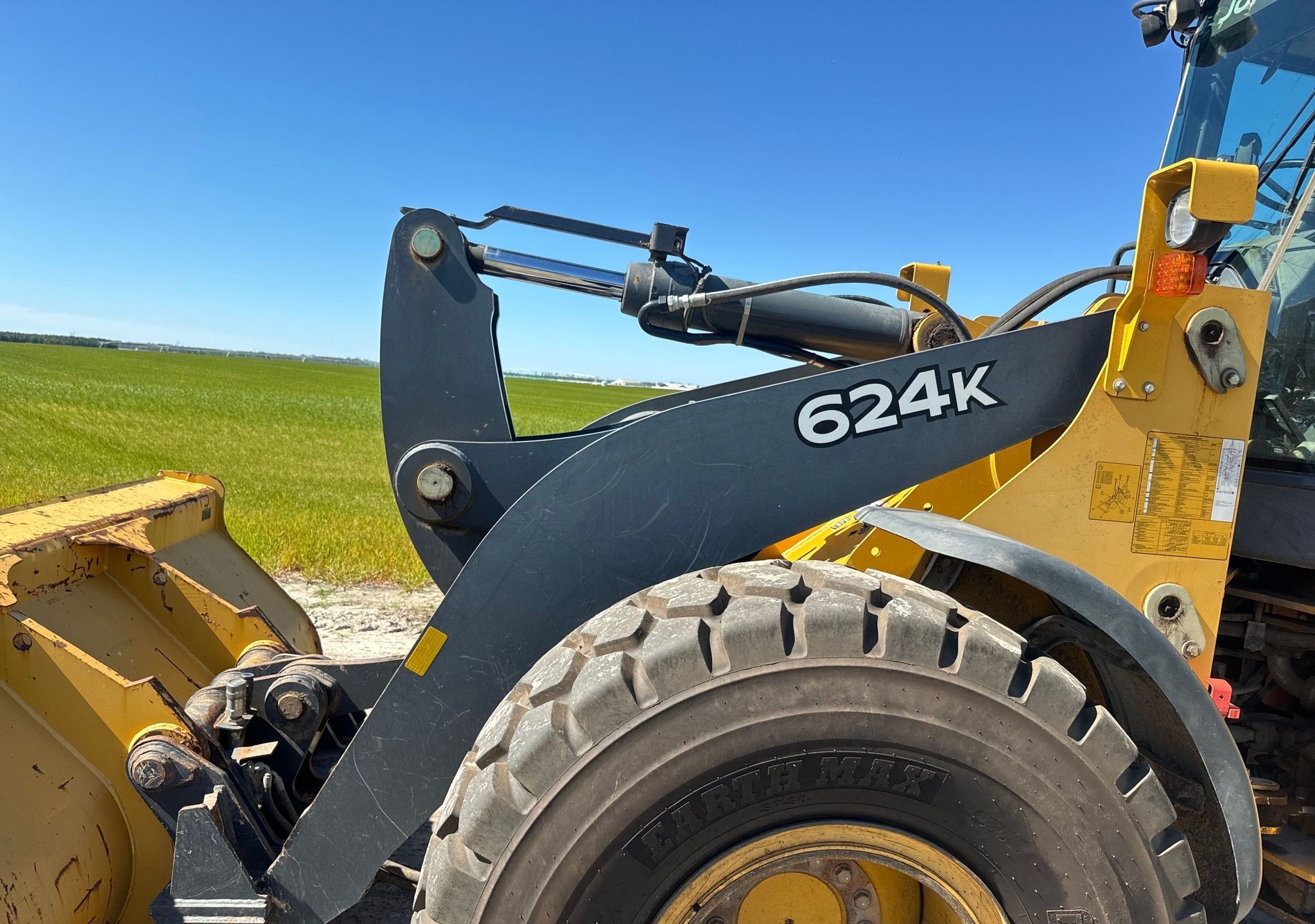 gallery 2014 John Deere 624K wheel loader