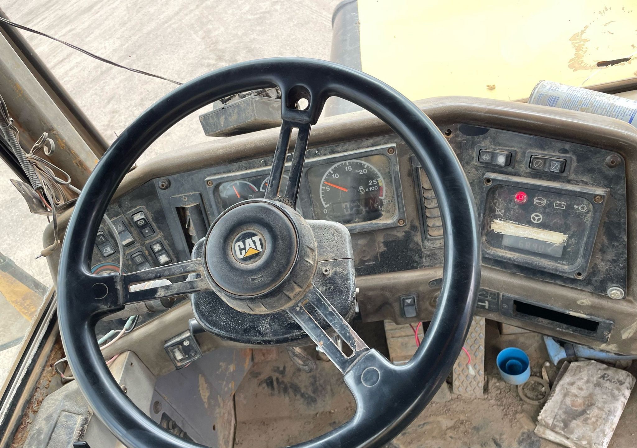 gallery 2000 Caterpillar D300E Series II water wagon