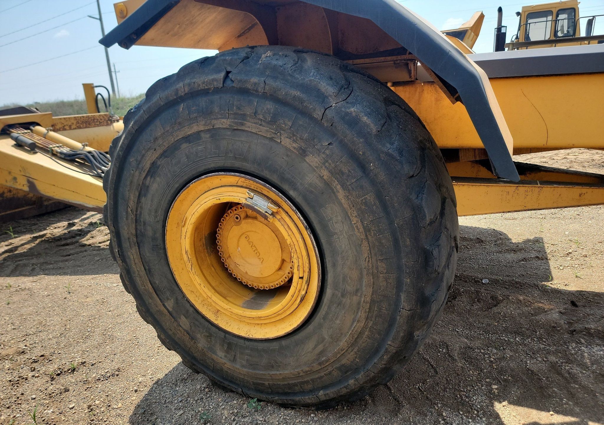 gallery Volvo T450D 4WD scraper tractor