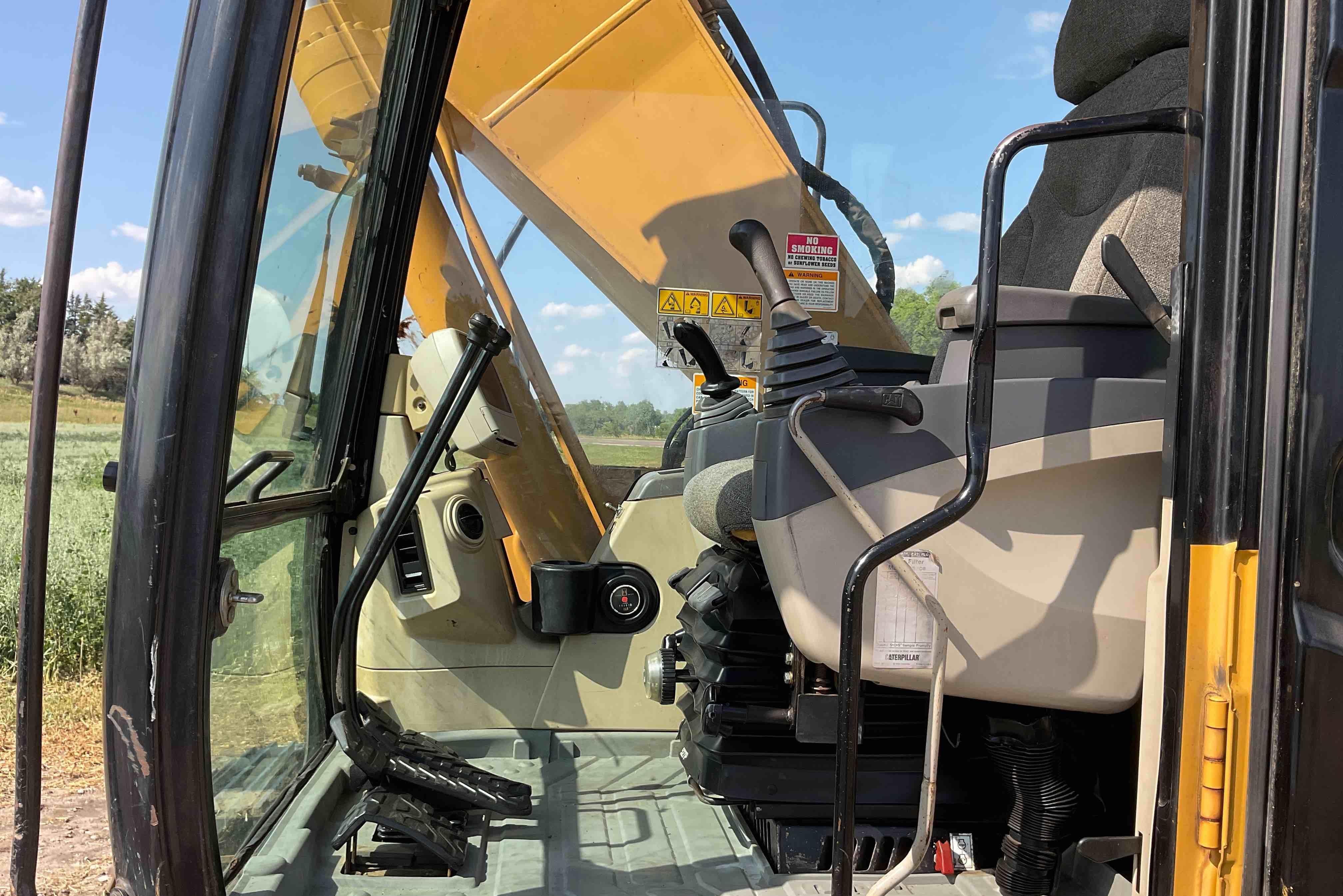 gallery 2004 Caterpillar 320CLU Excavator